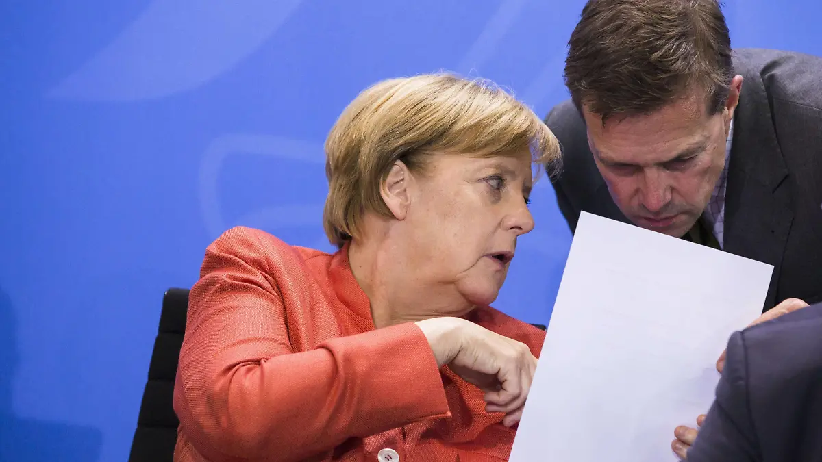 September 4, 2017 - Berlin, Germany - German Chancellor Angela Merkel speaks with Government s Speaker Steffen Seibert during a news conference following a meeting between the Government with federal states and municipalities regarding improvements to air quality in the cities at the Chancellery in Berlin, Germany on September 4, 2017. Berlin Germany PUBLICATIONxINxGERxSUIxAUTxONLY - ZUMAn230 20170904_zaa_n230_447 Copyright: xEmmanuelexContinix