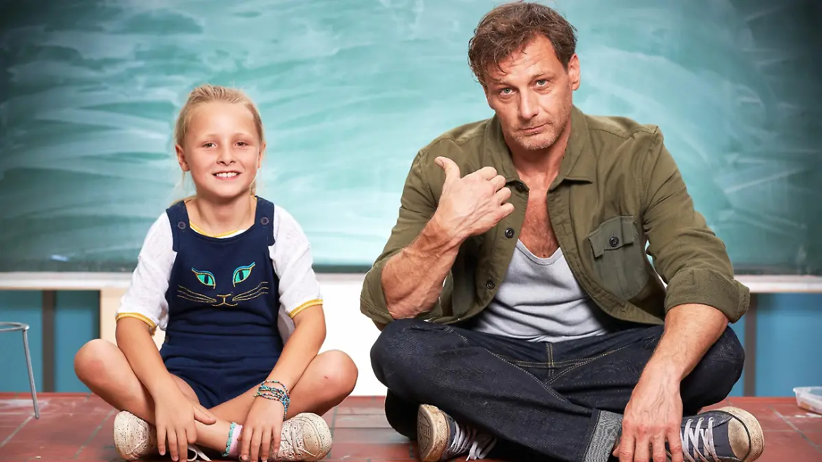 "Der Lehrer"-Hauptdarsteller Handrik Duryn (spielt Stefan Vollmer) und Serien-Tochter Leni Säugling (spielt Frida)