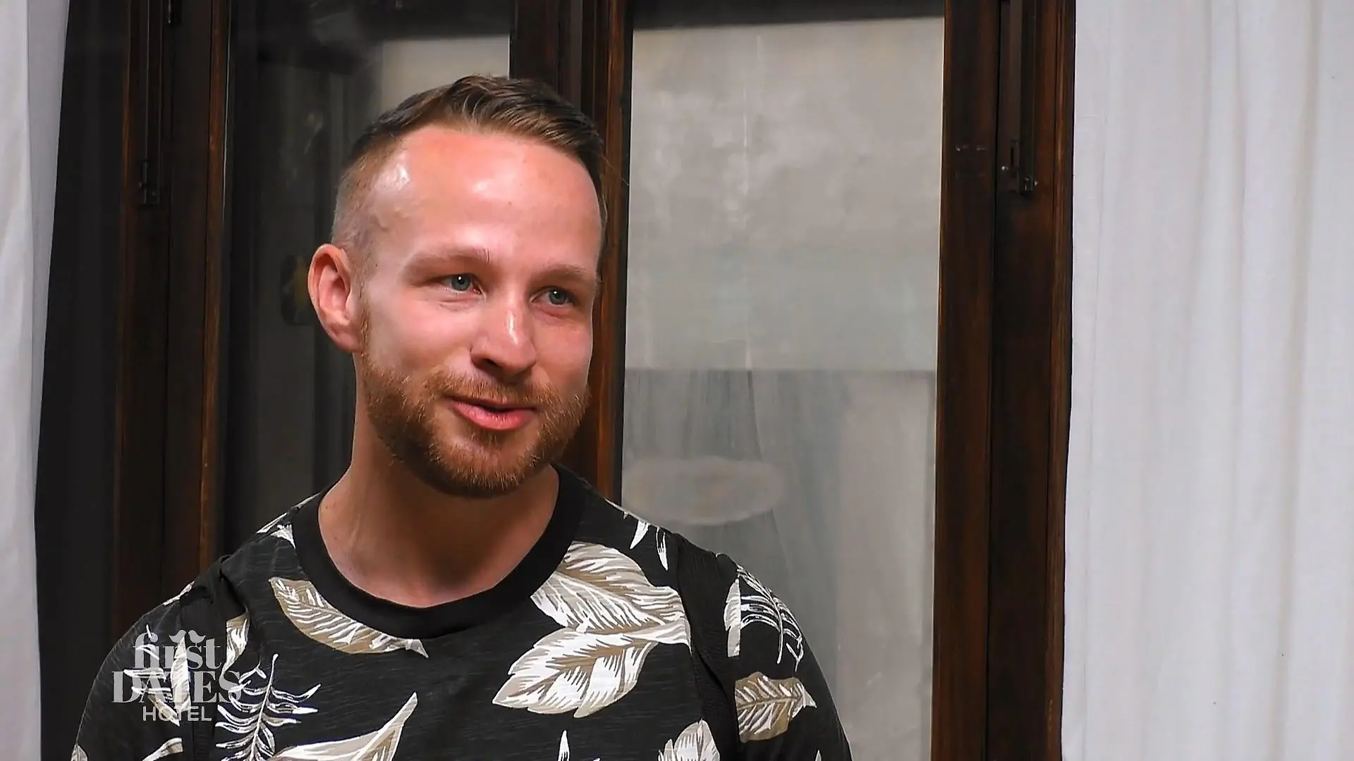Simon weiß nicht so ganz, wie sein Date ablaufen wird Flirtfaul?