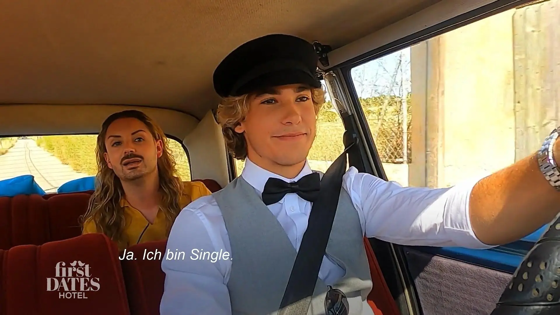 Er flirtet schon mit seinem Fahrer Stephan