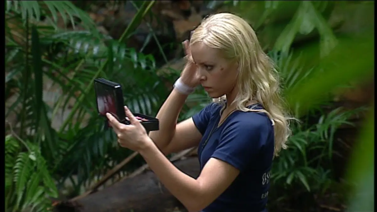 Tag 2 im Camp: Isabel Edvardsson  # Foto: RTL

Verwendung des Bildes für Online-Medien ausschließlich mit folgendem Hinweis und Verlinkung: Alle Infos zu "Ich bin ein Star - Holt mich hier raus!" im Special bei RTL.de [LINK]: http://www.rtl.de/tv/tv_ich_bin_ein_star.php

NUR ZUR EINMALIGEN VERÖFFENTLICHUNG ! KEINE WEITERGABE AN DRITTE ! 
KEINE VERWENDUNG NACH DEM 30.01.2008 !! KEINE ARCHIVIERUNG ! *** Local Caption *** Abdruck honorarfrei bei Quellenangabe, Foto: RTL - Die honorarfreie Nutzung des Bildmaterials ist nur im Zusammenhang mit der angegeben RTL-Sendung und/oder programmbezogener redaktioneller Berichterstattung erlaubt. Eine Nutzung für das Internet ist nur mit folgendem Hinweis und Verlinkung gestattet: Alle Infos zu "Ich bin ein Star - Holt mich hier raus!" im Special bei RTL.de [LINK]: http://www.rtl.de/tv/tv_ich_bin_ein_star.php . Die Nutzung von Bildmaterial in digitalen elektronischen Programmführern wird nicht erlaubt. Benutzung für Poster nur mit Sendehinweis gestattet.