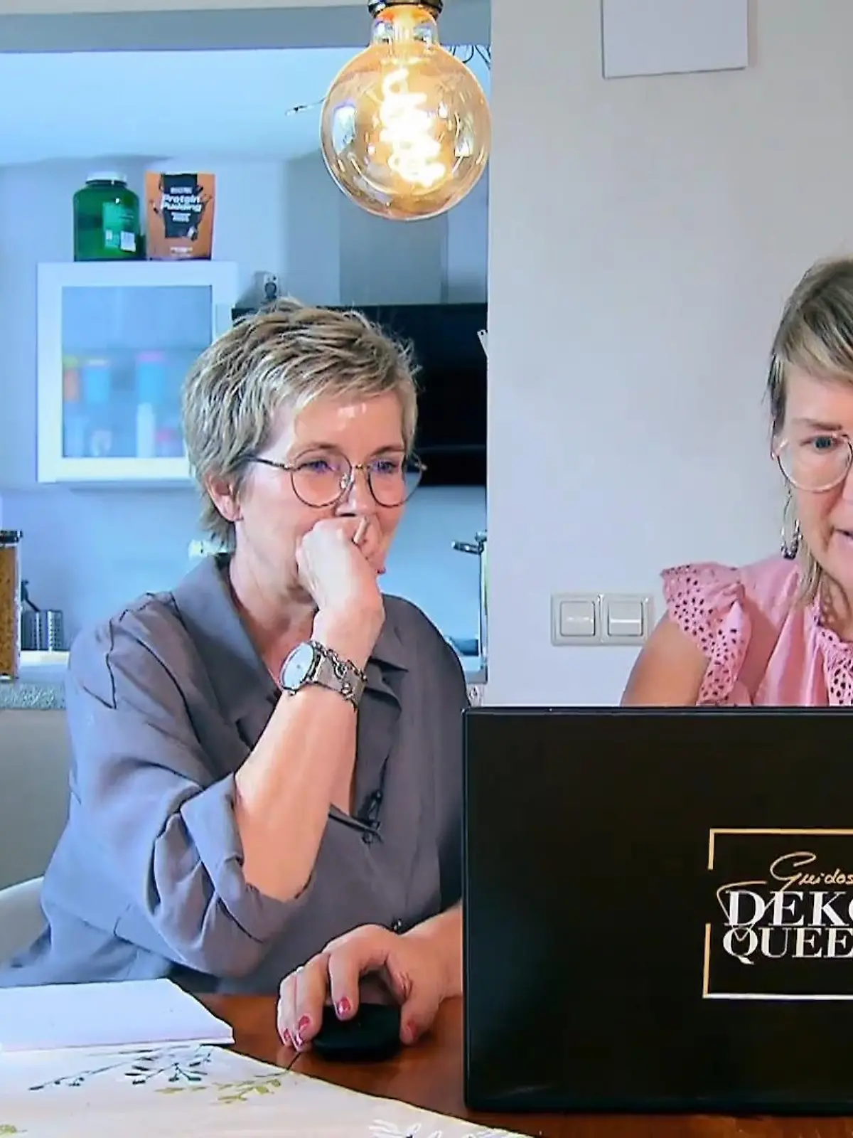 Bild zu: "Wird Katja beim "Light it up"-Motto ein Licht aufgehen?"