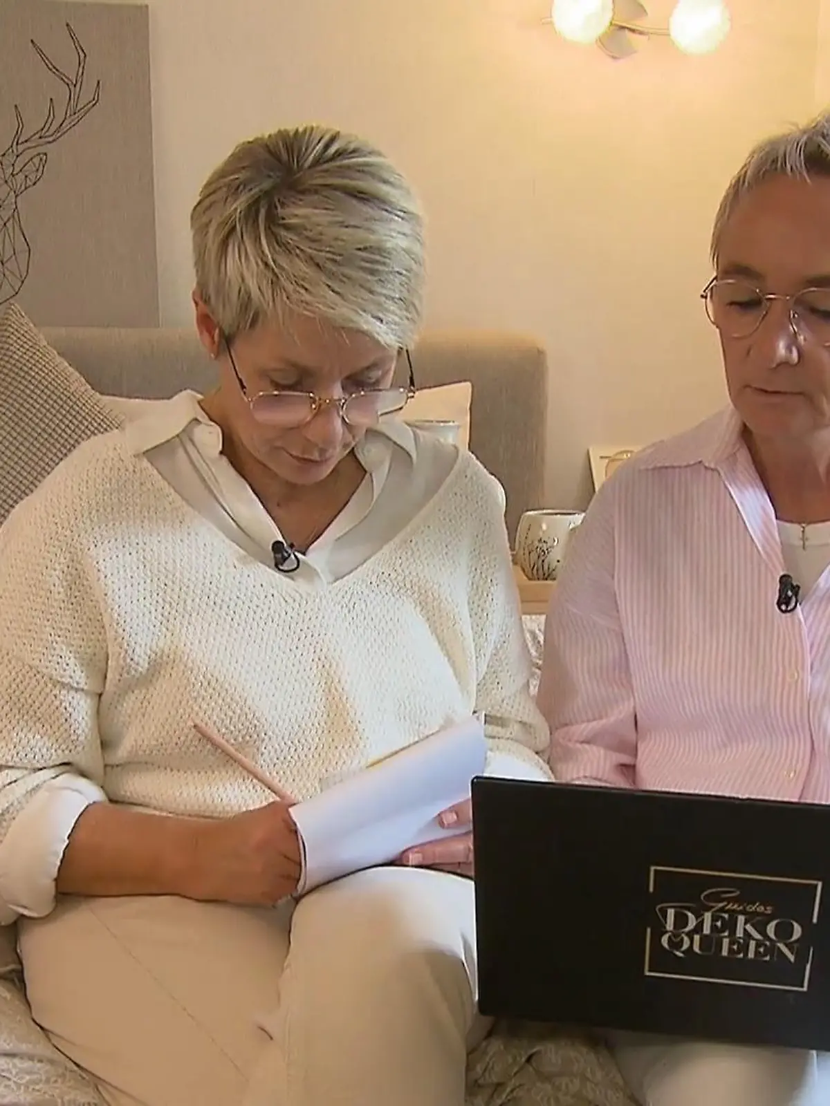 Bild zu: "Tanja und Nicole beim Online Shopping"