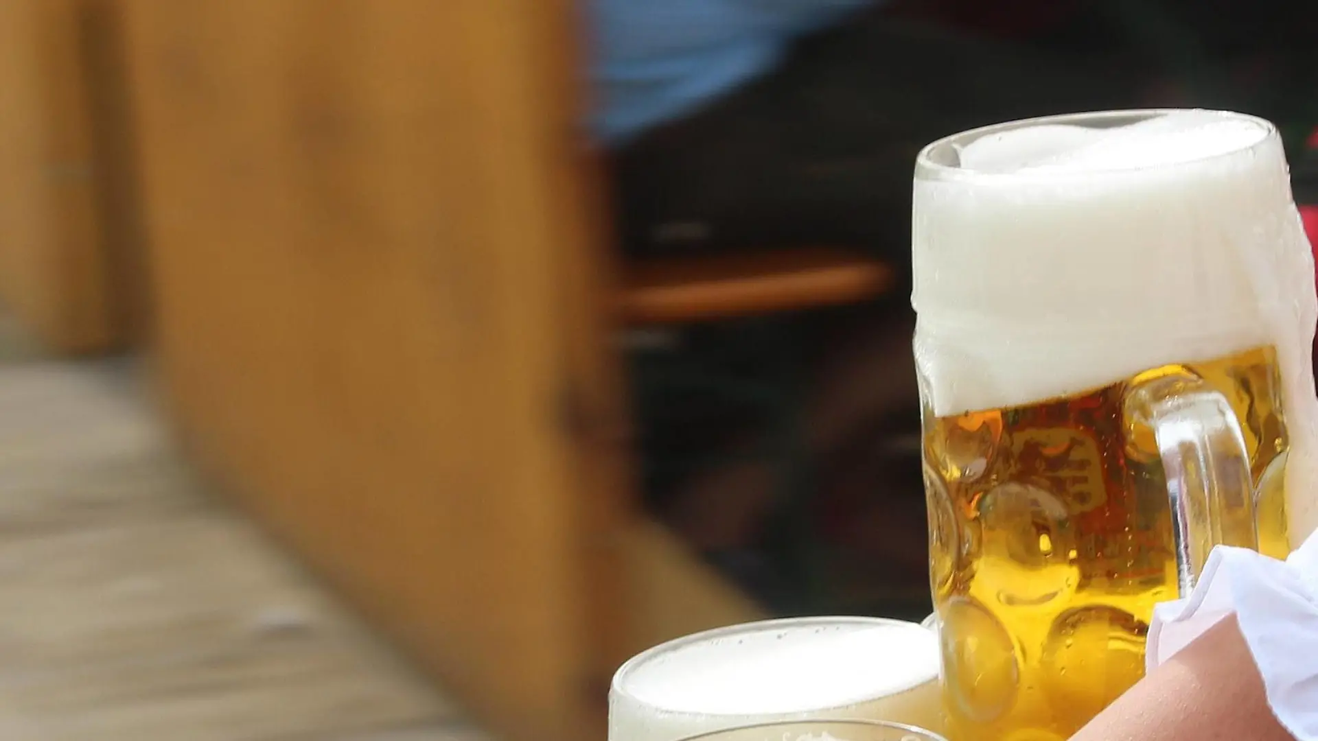 Oktoberfest München, Bayern, Deutschland: Servicekraft des Festzelt s Löwenbräu stemmt Maßkrüge Bier und trägt sie von der Schänke zu den Tischen im Biergarten *** Oktoberfest Munich Bavaria Germany Service the The tent S Löwenbräu stemmt Maßkrüge Beer and bears Them from the Schänke to the Tables in Beer garden