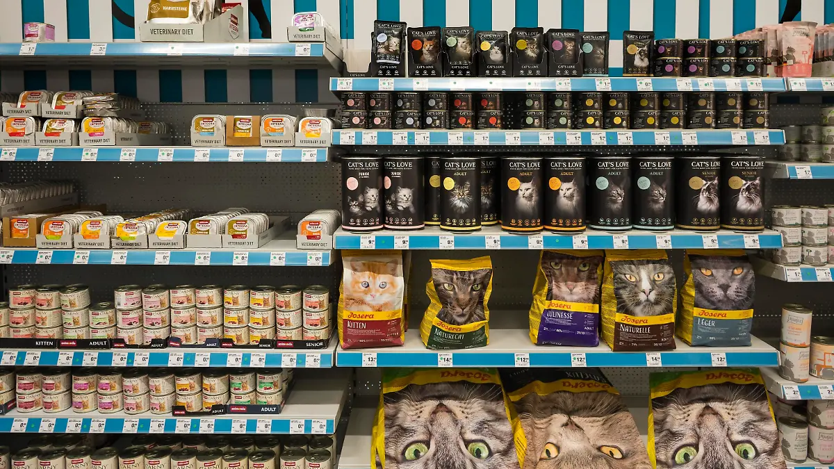 Katzenfutter im Baumarkt, München, Oberbayern, Bayern, Deutschland, Europa