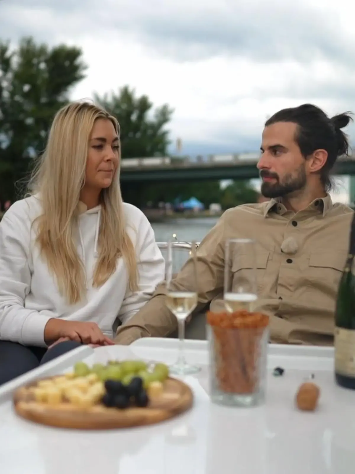 Bild zu: "Daniel und Katharina haben ein Date auf dem Wasser"