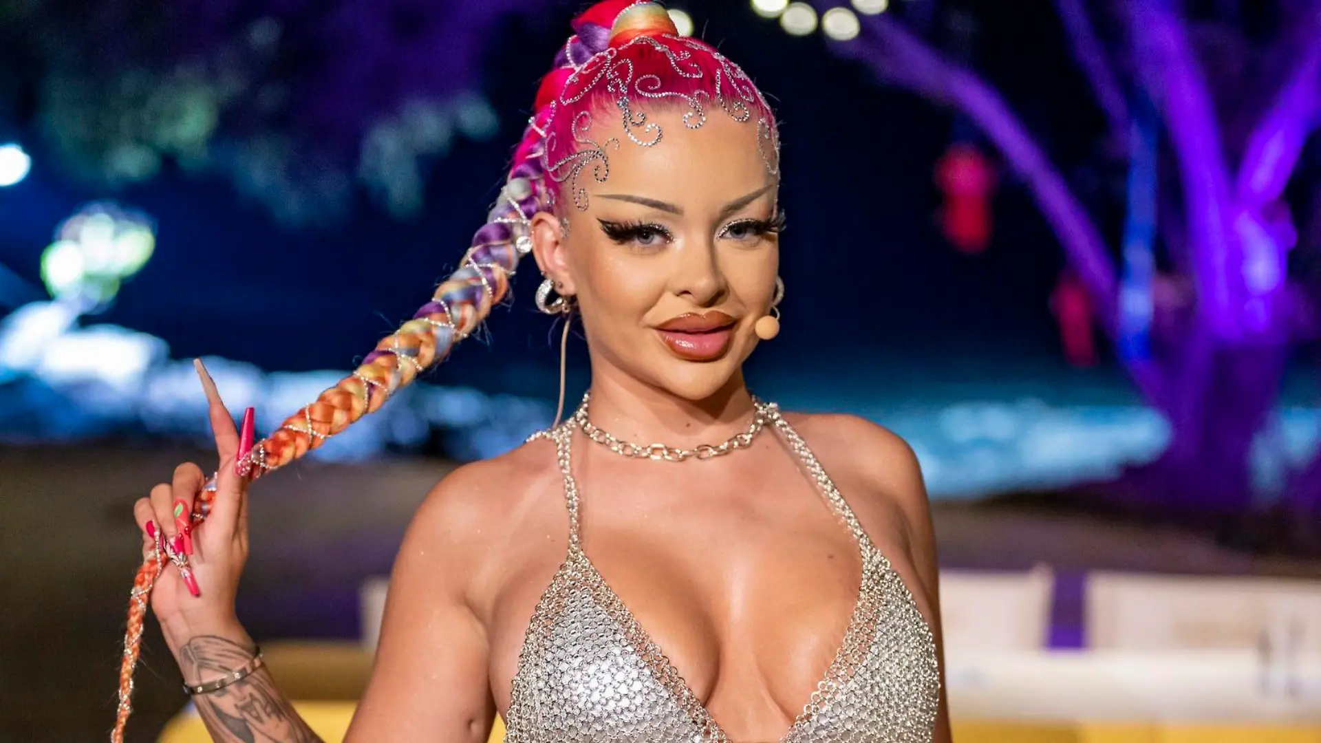 Jurymitglied Katja Krasavice beim Recall-Finale in Thailand auf Coconut Island.

Die Verwendung des sendungsbezogenen Materials ist nur mit dem Hinweis und Verlinkung auf RTL+ gestattet.