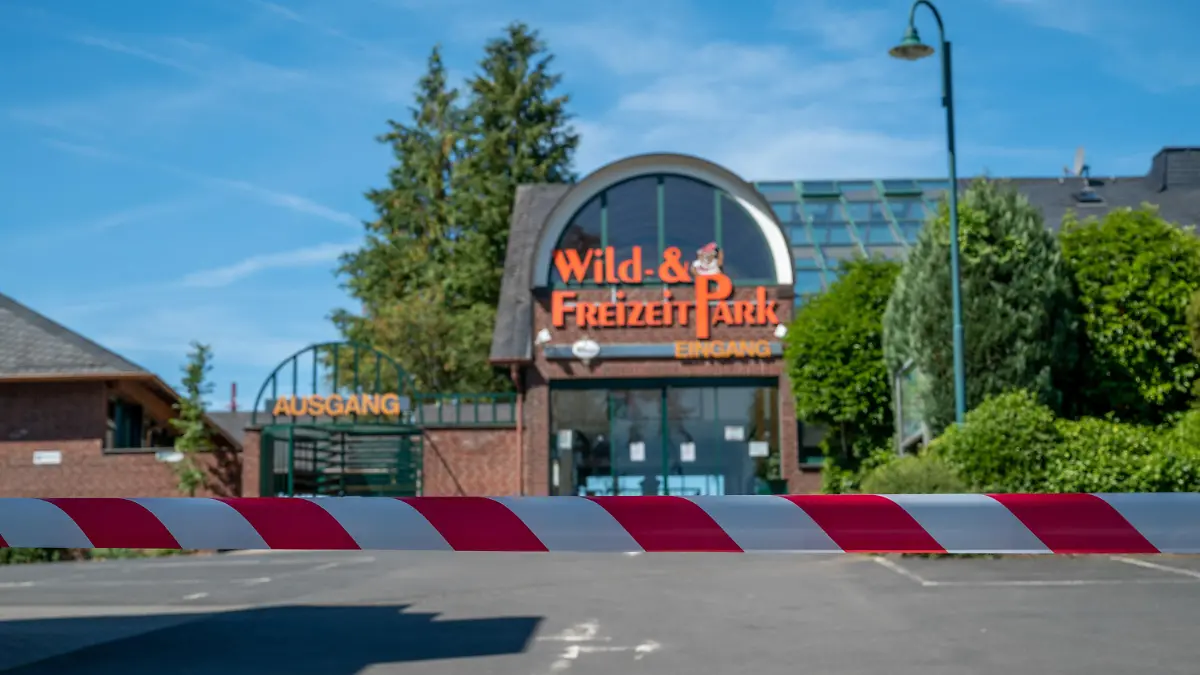07.08.2022, Rheinland-Pfalz, Klotten: Ein Absperrband versperrt den Zugang zum Wild- und Freizeitparks Klotten. Der Park ist heute geschlossen, da gestern eine Frau auf einer Achterbahn tödlich verunglückt ist und die polizeilichen Untersuchungen laufen. Foto: Harald Tittel/dpa +++ dpa-Bildfunk +++