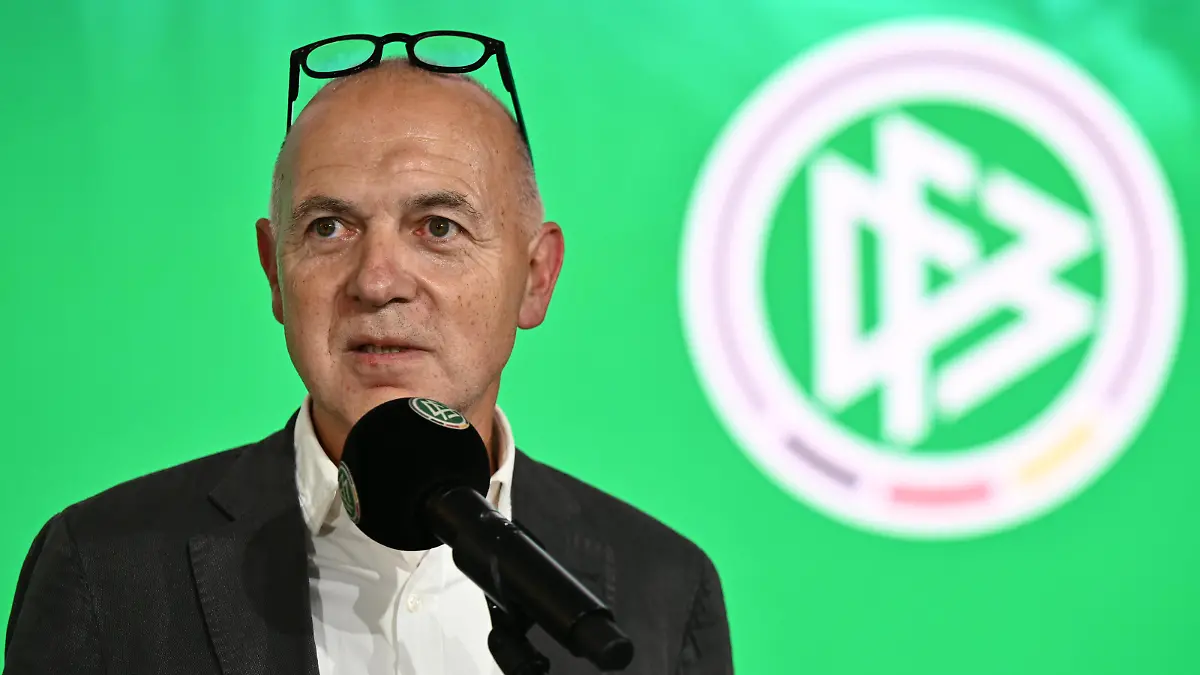 FRANKFURT AM MAIN, GERMANY - AUGUST 09: German Chancellor Olaf Scholz and DFB President Bernd Neuendorf speak to the media during a visit of the chancellor at DFB-Campus on August 09, 2022 in Frankfurt am Main, Germany. (Photo by Alexander Scheuber/Getty Images)