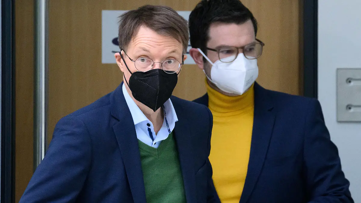 09.03.2022, Berlin: Karl Lauterbach (r, SPD), Bundesminister für Gesundheit, und Marco Buschmann (FDP), Bundesminister der Justiz, kommen zu einer Pressekonferenz zur Novelle des Infektionsschutzgesetzes (IFSG) im Bundesministerium der Gesundheit. Foto: Bernd von Jutrczenka/dpa +++ dpa-Bildfunk +++