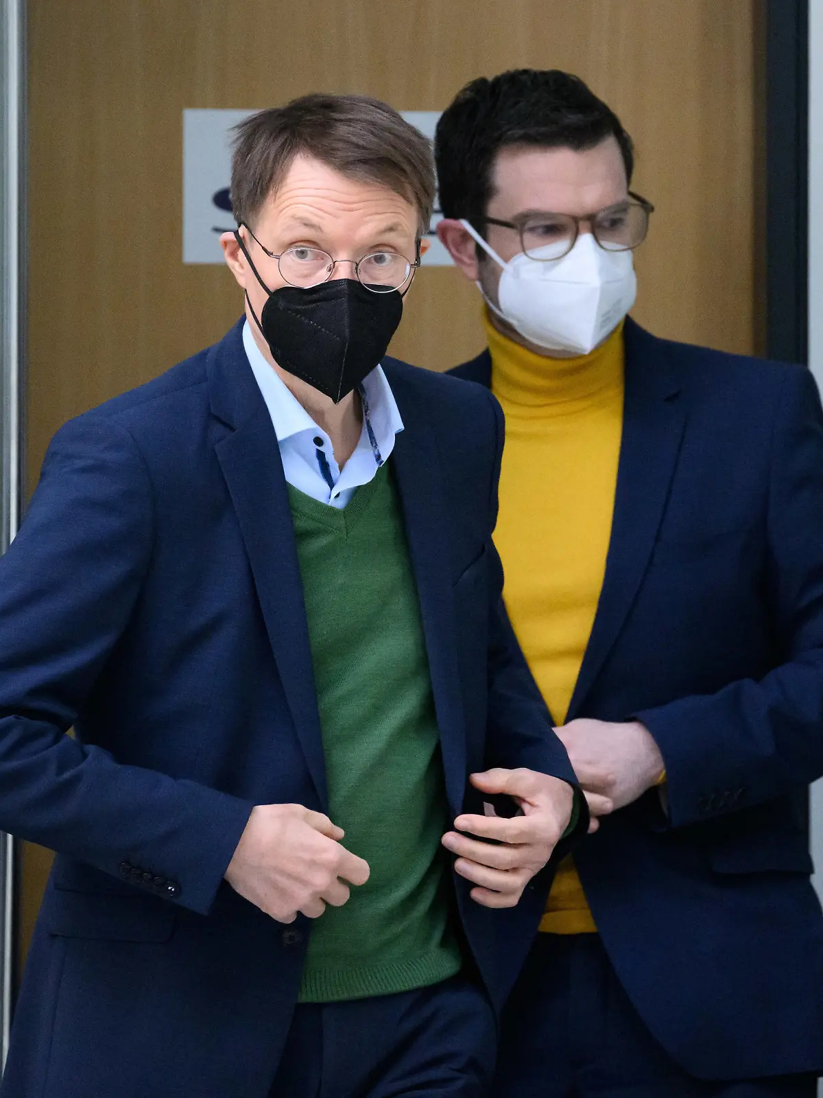 09.03.2022, Berlin: Karl Lauterbach (r, SPD), Bundesminister für Gesundheit, und Marco Buschmann (FDP), Bundesminister der Justiz, kommen zu einer Pressekonferenz zur Novelle des Infektionsschutzgesetzes (IFSG) im Bundesministerium der Gesundheit. Foto: Bernd von Jutrczenka/dpa +++ dpa-Bildfunk +++