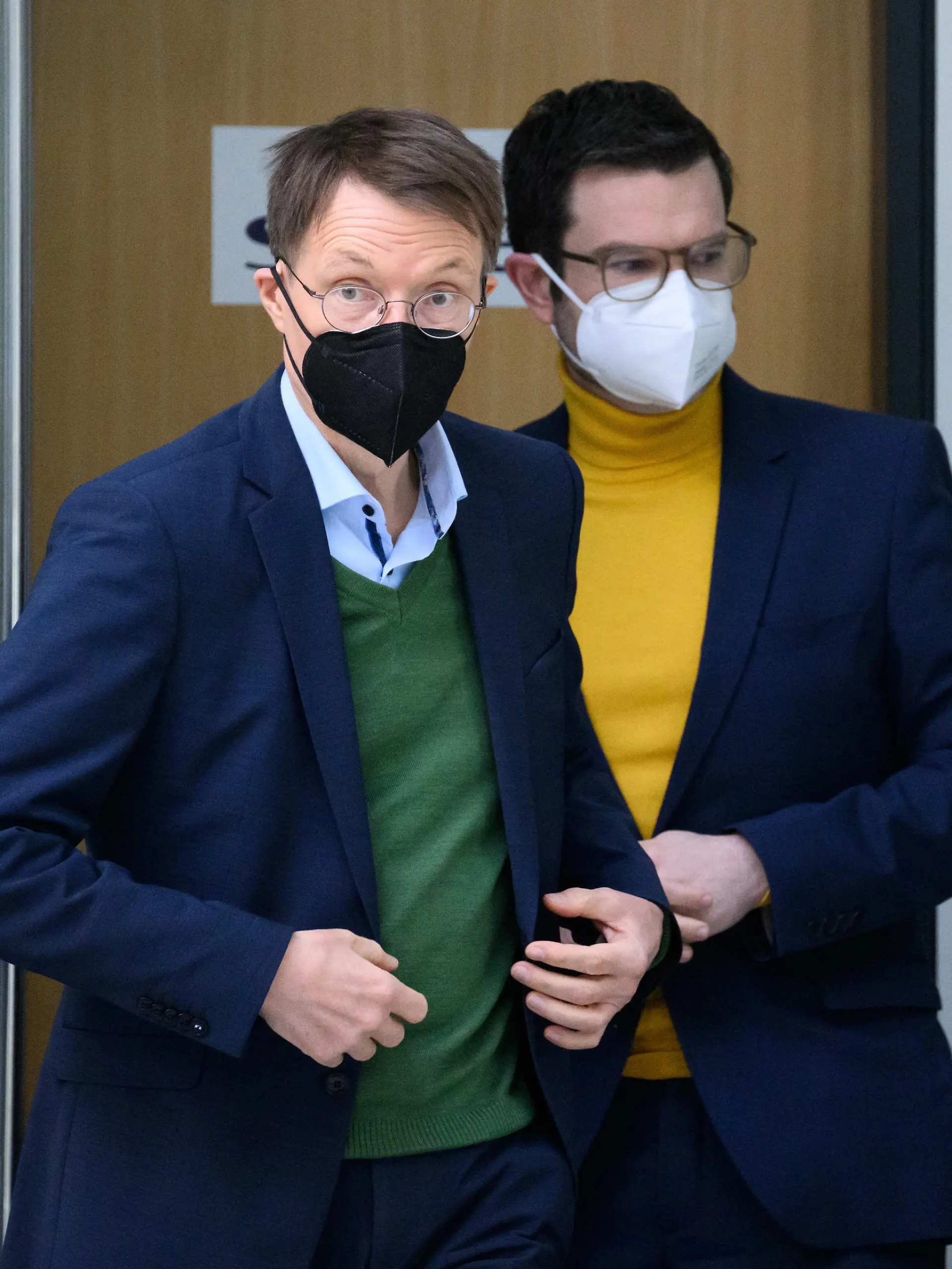 09.03.2022, Berlin: Karl Lauterbach (r, SPD), Bundesminister für Gesundheit, und Marco Buschmann (FDP), Bundesminister der Justiz, kommen zu einer Pressekonferenz zur Novelle des Infektionsschutzgesetzes (IFSG) im Bundesministerium der Gesundheit. Foto: Bernd von Jutrczenka/dpa +++ dpa-Bildfunk +++