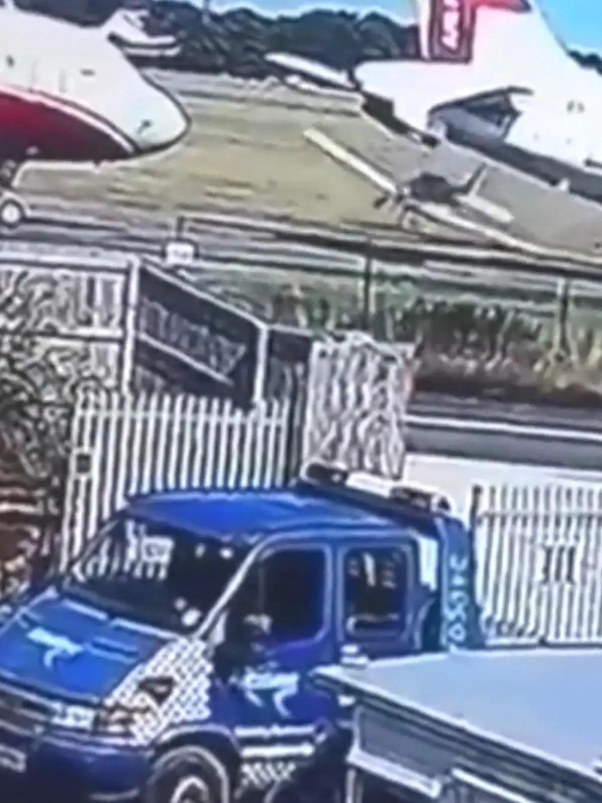 Ein Pilot verliert die Kontrolle über sein Kleinflugzeug und entkommt nur knapp einem Crash mit einem Passagierflugzeug. Das Kleinflugzeug landet im Graben und zerbricht. Der Pilot und zwei Passagiere müssen ins Krankenhaus.
