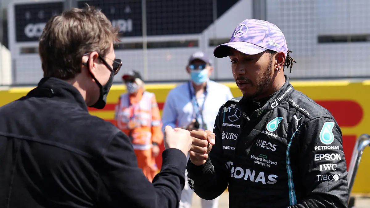 FILE PHOTO: Formula One F1 - British Grand Prix - Silverstone Circuit, Silverstone, Britain - July 18, 2021 Mercedes' Lewis Hamilton with Tom Cruise before the race Pool via REUTERS/Lars Baron/File Photo