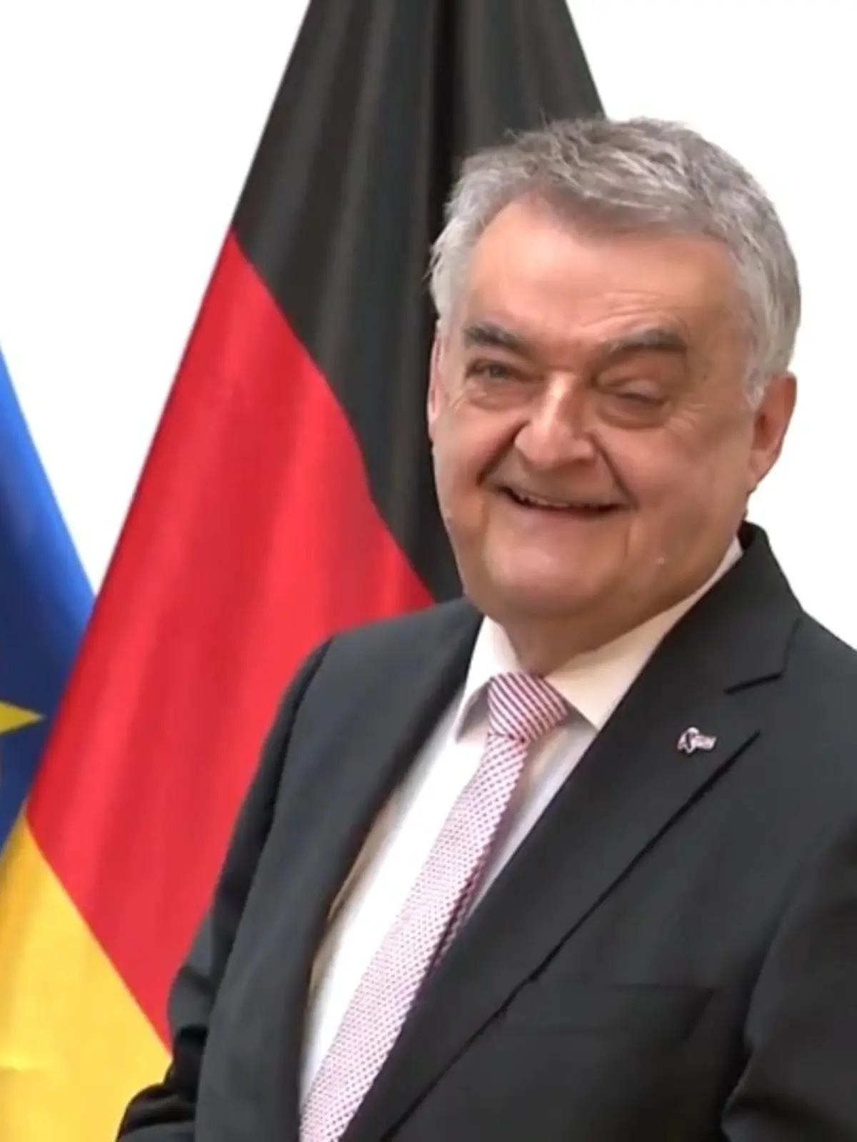 Er nimmt kein Blatt vor den Mund, ist gegenüber Clans und Kriminellen furchtlos und für viele Polizisten im Land ein sehr beliebter Chef: der alte und neue NRW-Innenminister Herbert Reul.
