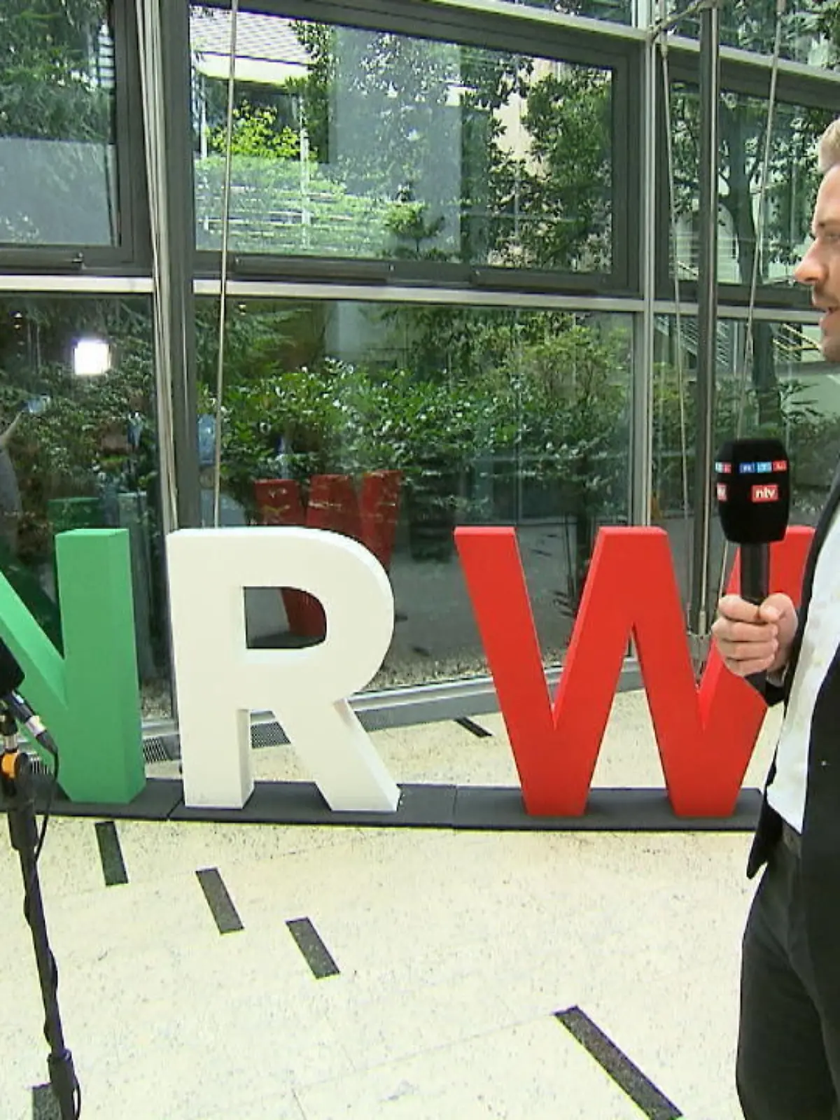 RTL WEST Reporter Christian Benz hat mit dem NRW-Innenminister Herbert Reul gesprochen. Unter anderem über die Bekämpfung der Clan-Krimimalität.