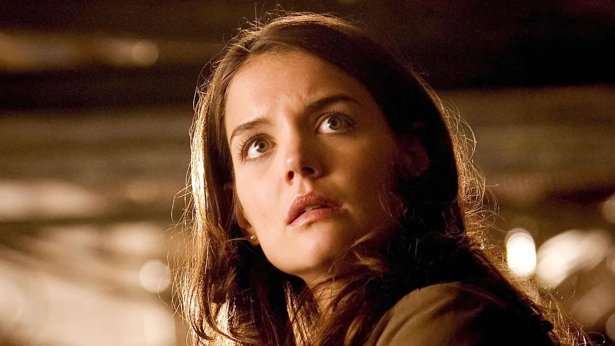 Rachel (Katie Holmes) versucht einen kleinen Jungen (Jack Gleeson) vor den Ninjas zu schützen.