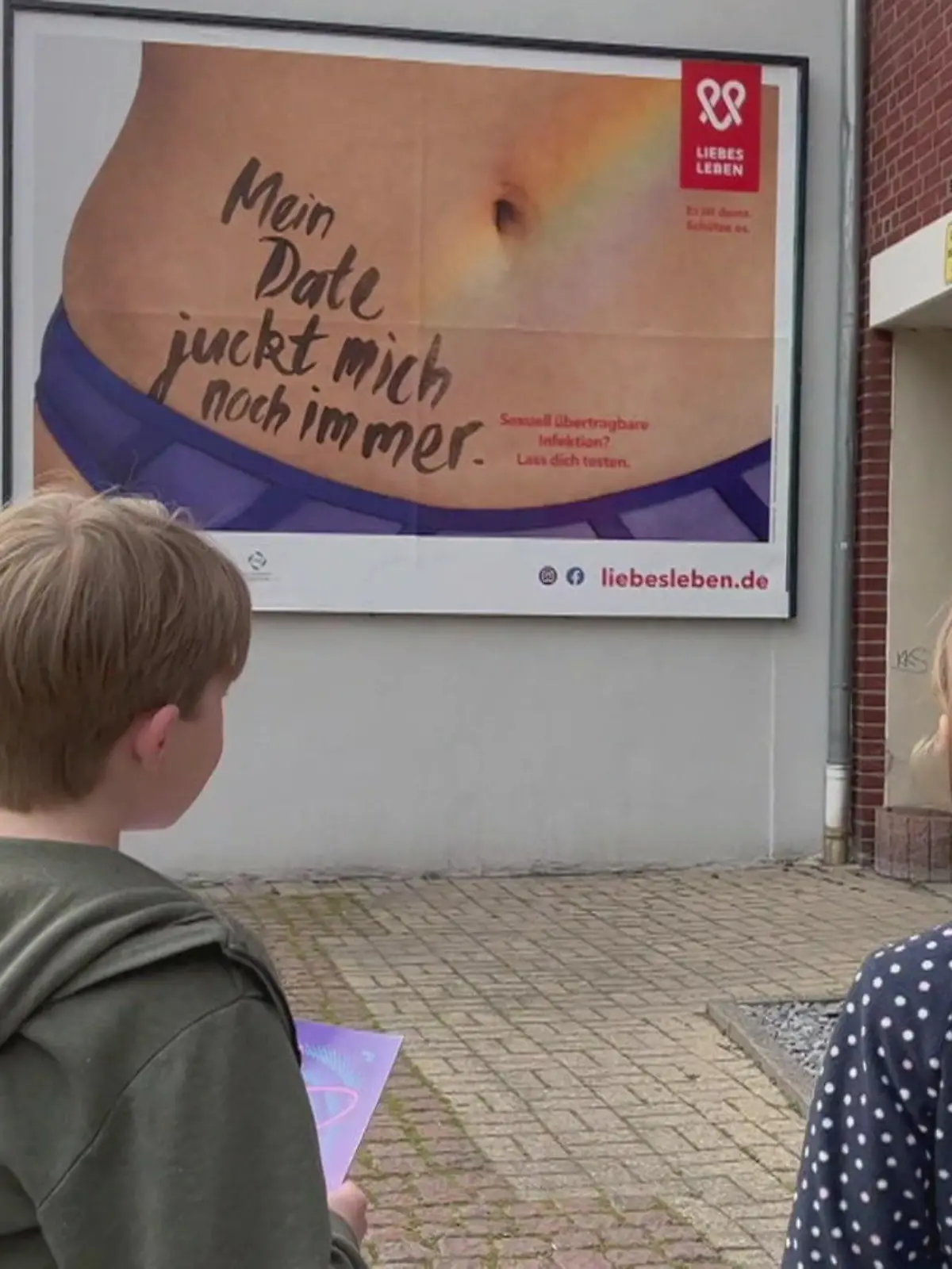 Kommen Kinder wirklich immer früher in die Pubertät? Bei denen einen geht’s körperlich schon sehr früh los. Andere sind durch Werbung, soziale Medien oder Smartphones immer früher Dingen ausgesetzt, denen sie vielleicht noch gar nicht gewachsen sind. Wie geht man als Eltern damit um und wie verhält man sich richtig? Die Antworten sehen Sie im Video.