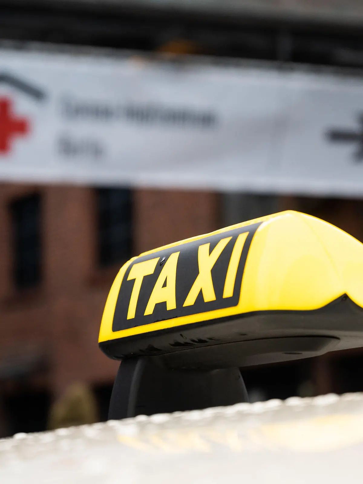 04.01.2021, Berlin: Vor dem Impfzentrum in der Treptow Arena, für die Impfung gegen das Corona-Virus, steht ein Taxi. Berliner, die mindestens 90 Jahre alt sind und einen Termin im Impfzentrum in Berlin-Treptow haben, können kostenlos mit dem Taxi dort hin fahren. Foto: Christophe Gateau/dpa +++ dpa-Bildfunk +++