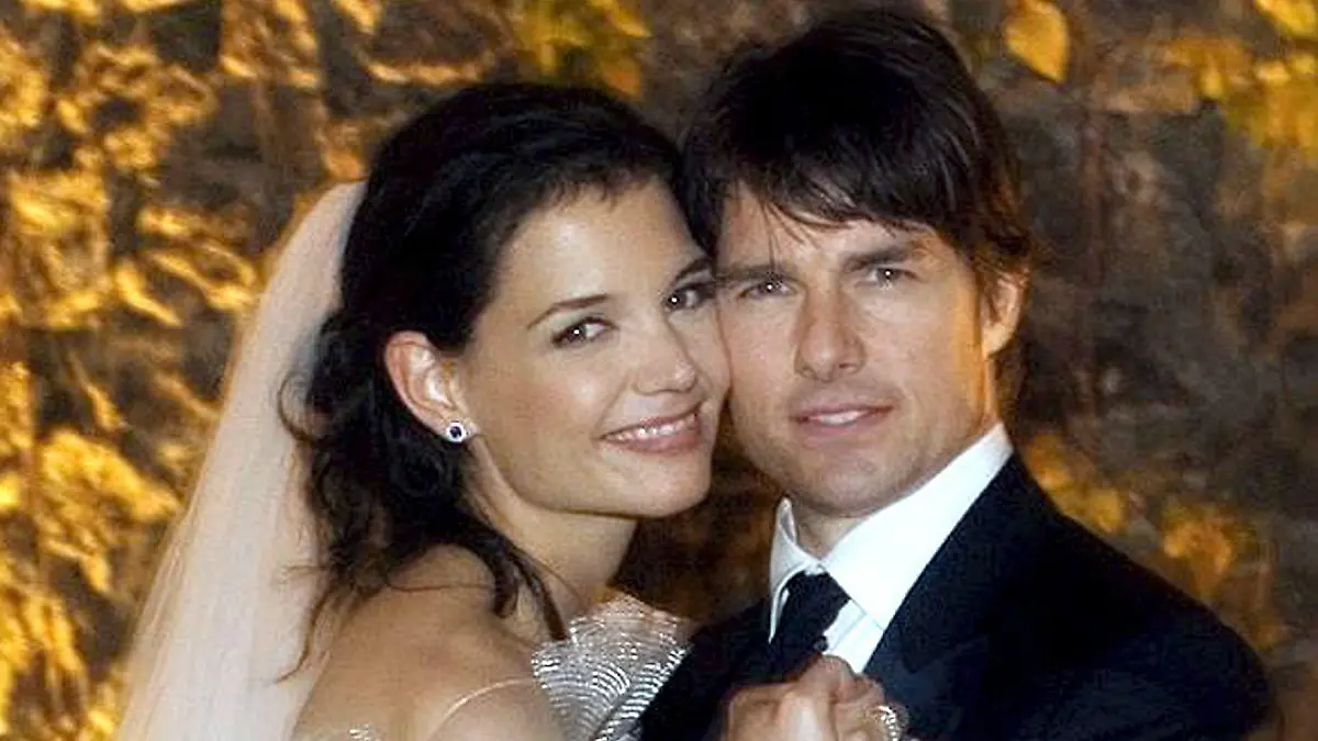 HANDOUT - ARCHIV - US-Schauspieler Tom Cruise und seine Braut Katie Holmes auf einem offiziellen Hochzeitsfoto bei der Hochzeit auf Schloss Bracciano bei Rom (Archivfoto vom 19.11.2006). Die Ehe von Tom Cruise und Katie Holmes steht nach Medienangaben vor dem Ende. Sowohl das «People»-Magazin als auch die Promiseite «tmz.com» berichten am Freitag (29.06.2012) unter Berufung auf Holmes' Anwalt, dass sich das Schauspieler-Paar getrennt habe. Unklar war, ob beide bereits die Scheidung eingereicht haben. «Das ist eine private Angelegenheit für Katie und ihre Familie», zitierten «People» und «tmz.com» den Anwalt Jonathan Wolfe. EPA/ARMANI (zu dpa 1678 vom 29.06.2012)  +++(c) dpa - Bildfunk+++