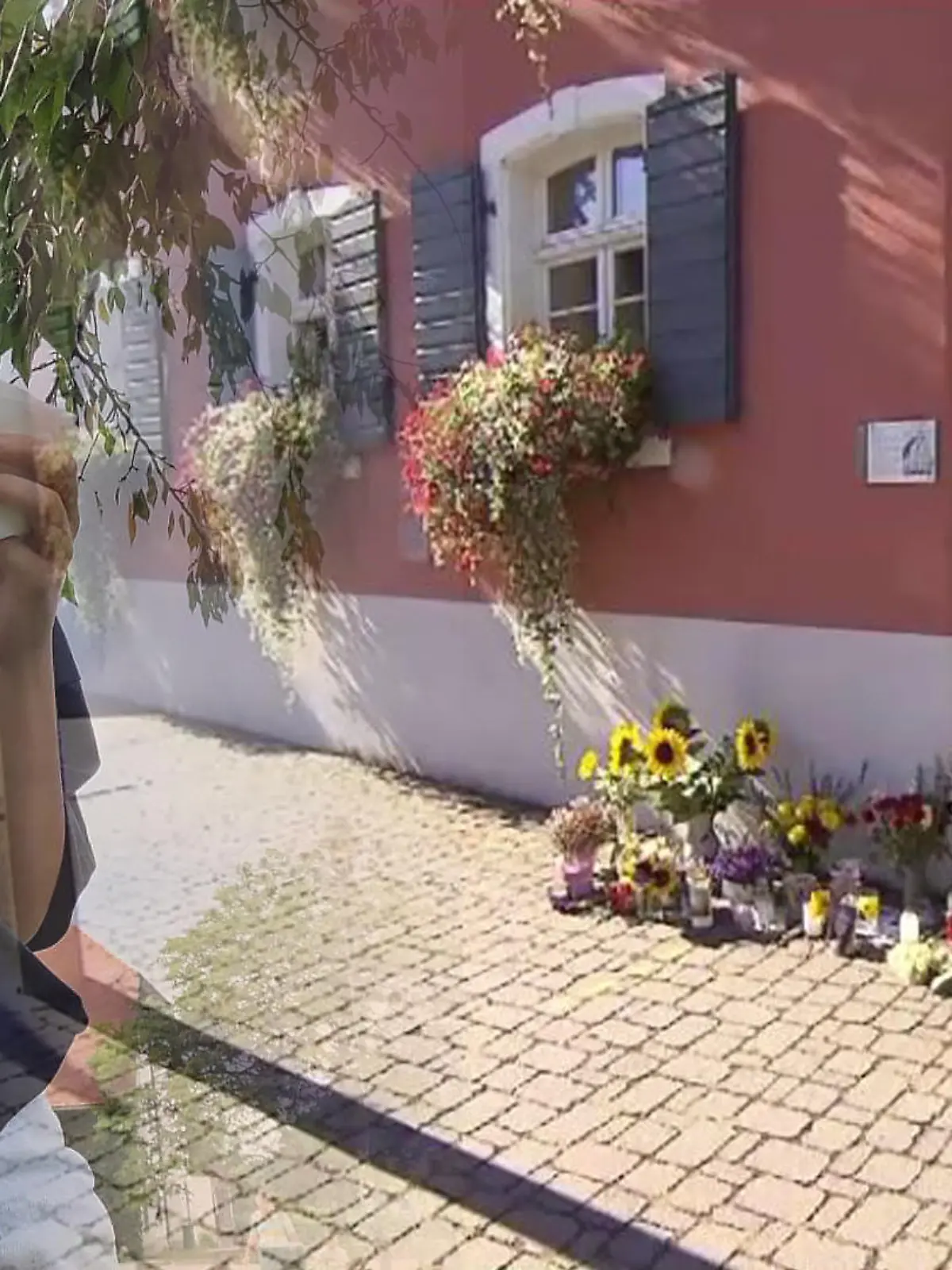 Nach dem gewaltsamen Tod der 14 Jahre alten Ayleen A. haben viele Menschen Blumen, Kuscheltiere und Kerzen vor dem Rathaus in ihrem Heimatdorf Gottenheim abgestellt, um ihrer Betroffenheit Ausdruck zu verleihen.
