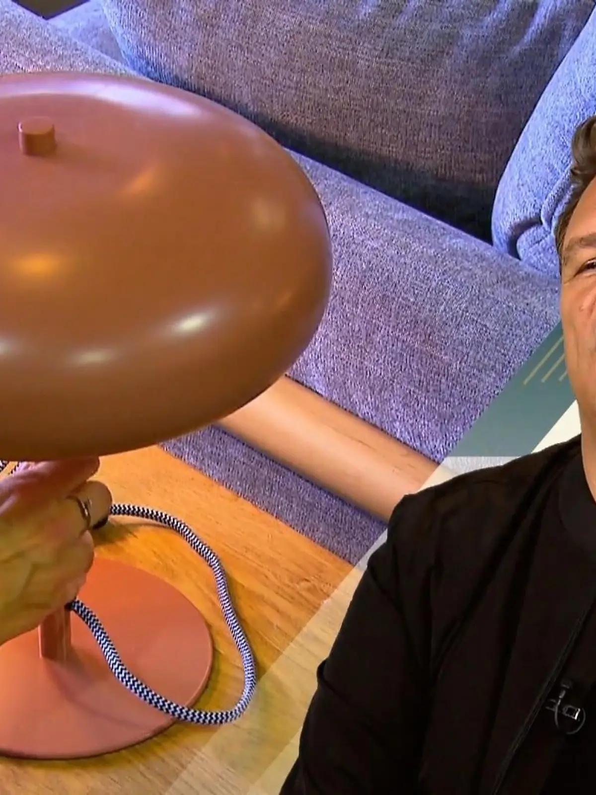 Bild zu: "Nadine kauft recht wenig Buntglas"