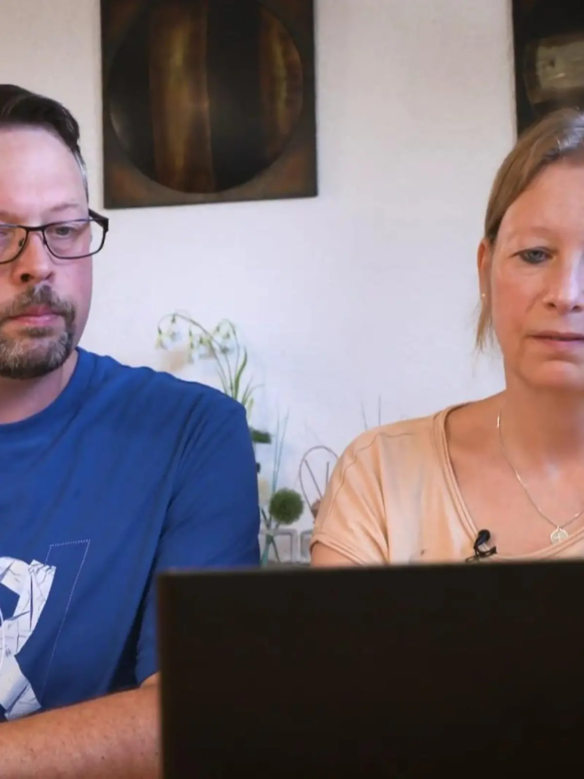 Eigentlich wollten sie jetzt mit ihren Kindern im Urlaub sein, stattdessen sind sie auf mutmaßliche Abzocker hereingefallen! Auf Social Media lockt Tropical Beach Tours mit Traumreisen zum halben Preis, dahinter steckt aber offenbar eine üble Masche. Mehrere Familien haben sich an die RTL-Urlaubsretter gewendet. Wir erklären die Hintergründe und konfrontieren die Betreiber der Website im Video mit unseren Vorwürfen!