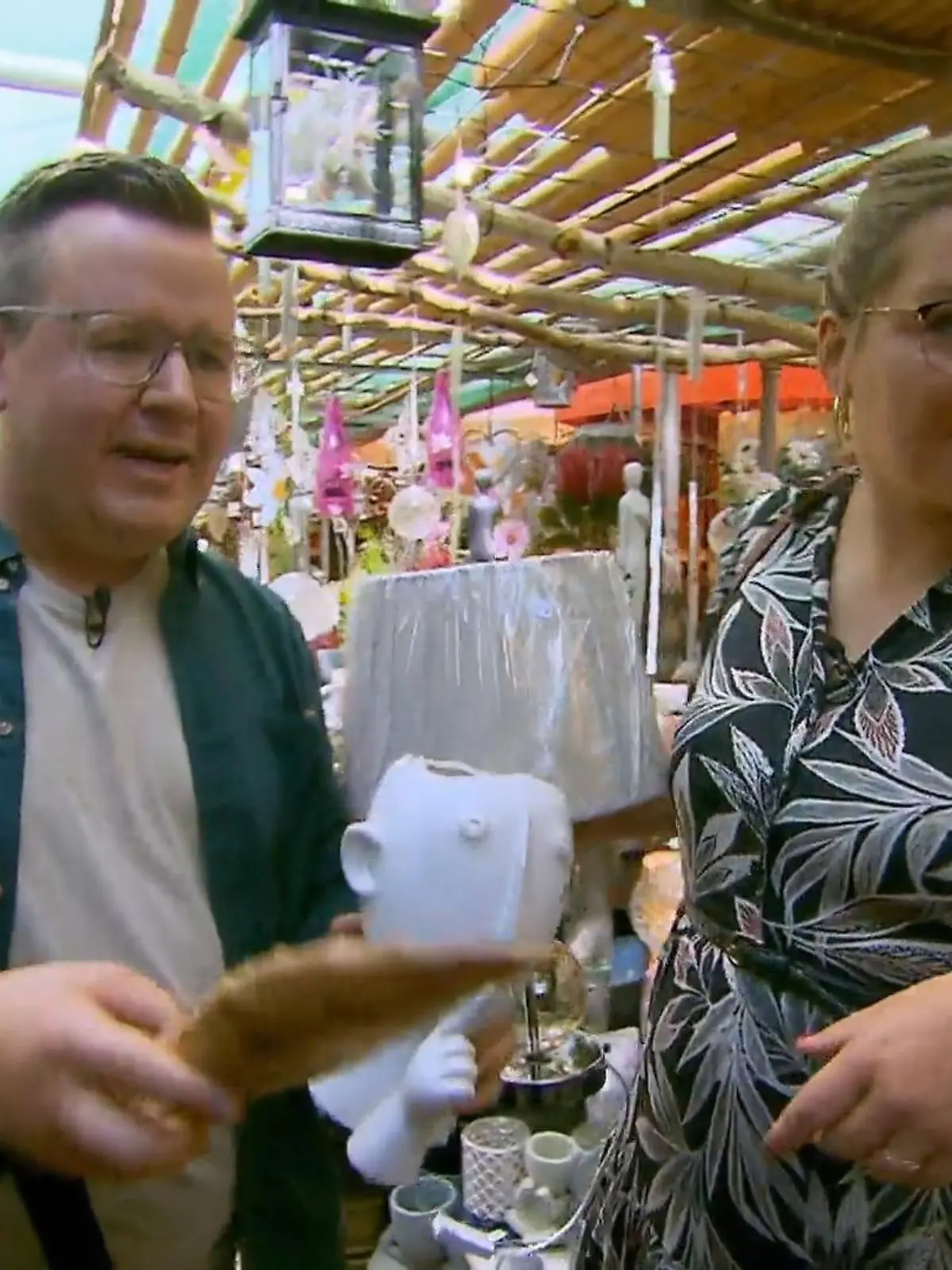 Bild zu: "Torsten und Anna suchen nach transparenter Deko"