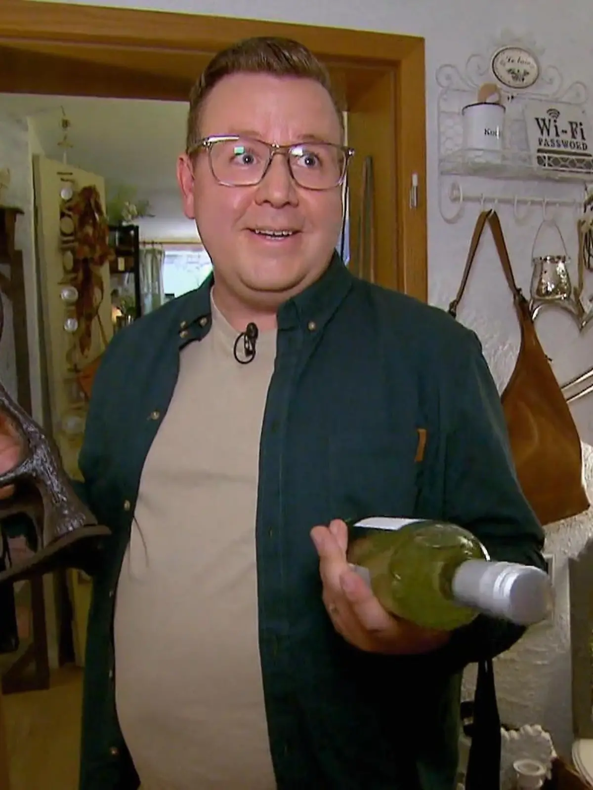 Bild zu: "Wird er beim Deko-Shoppen erfolgreich sein?"