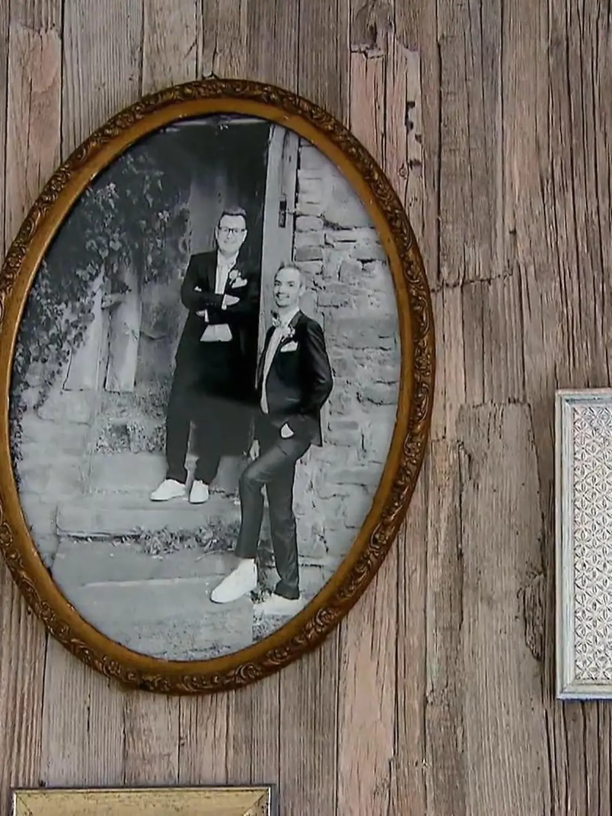 Bild zu: "Kommode, Gardinenstange und Hochzeitsfotos"