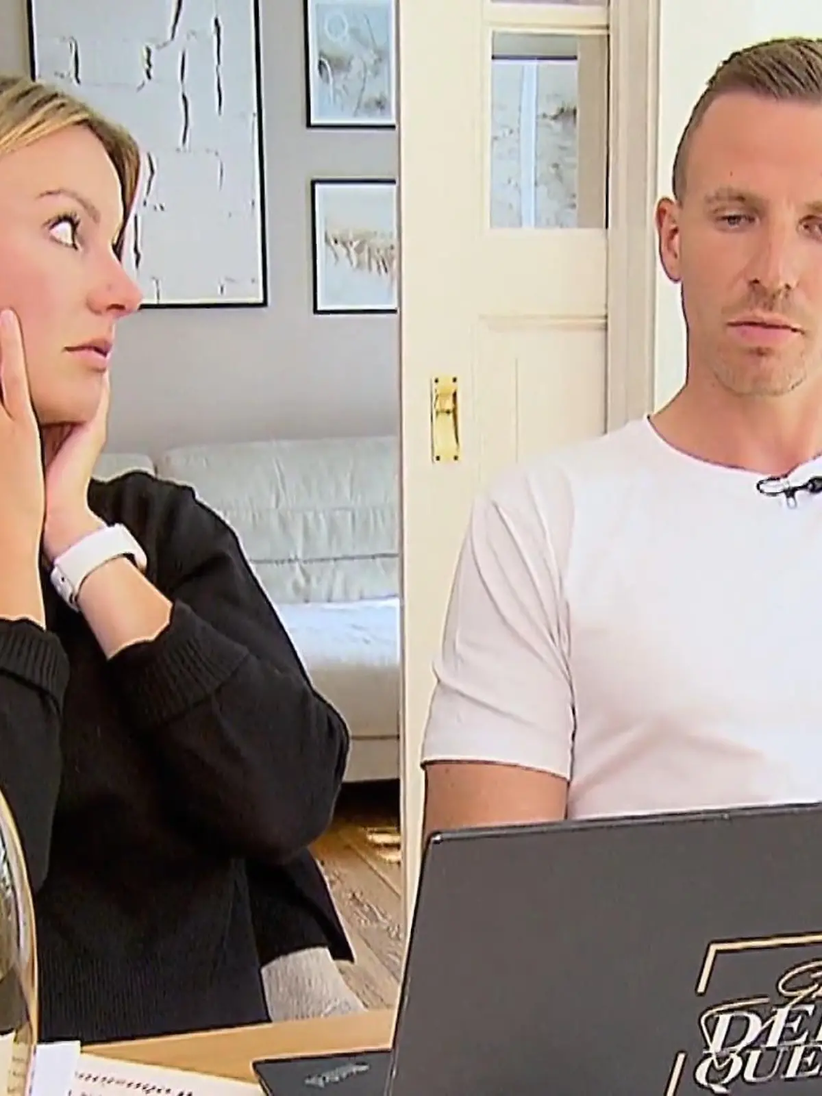 Bild zu: "Julia und Dominik machen sich an die Planung"