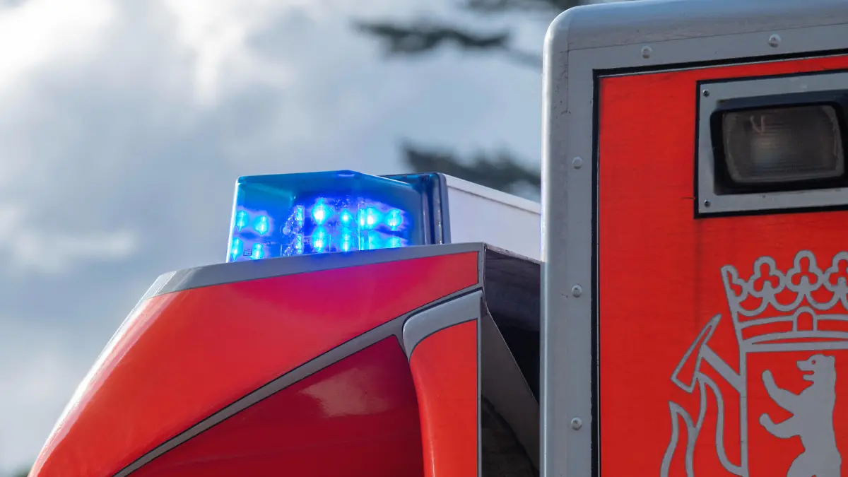 Blaulicht, Rettungswagen der Berliner Feuerwehr im Einsatz, Berlin, 9. Juli 2022 Deutschland, Berlin, 09.07.2022, Blaulicht, Rettungswagen der Berliner Feuerwehr, Rettungsdienst im Einsatz, Notfall, Logo der Berliner Feuerwehr, 112, Coronakrise, Pandemie, draussen, Juli 2022, *** Blue light, Berlin fire department ambulance on duty, Berlin, 9 July 2022 Germany, Berlin, 09 07 2022, blue light, Berlin fire department ambulance, ambulance on duty, emergency, Berlin fire department logo, 112, corona crisis, pandemic, outside, July 2022,