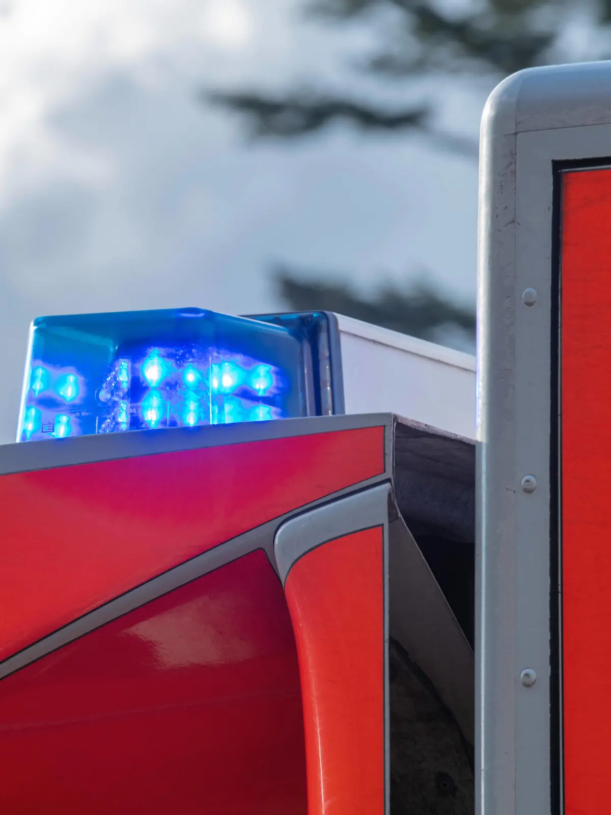  Blaulicht, Rettungswagen der Berliner Feuerwehr im Einsatz, Berlin, 9. Juli 2022 Deutschland, Berlin, 09.07.2022, Blaulicht, Rettungswagen der Berliner Feuerwehr, Rettungsdienst im Einsatz, Notfall, Logo der Berliner Feuerwehr, 112, Coronakrise, Pandemie, draussen, Juli 2022, *** Blue light, Berlin fire department ambulance on duty, Berlin, 9 July 2022 Germany, Berlin, 09 07 2022, blue light, Berlin fire department ambulance, ambulance on duty, emergency, Berlin fire department logo, 112, corona crisis, pandemic, outside, July 2022,