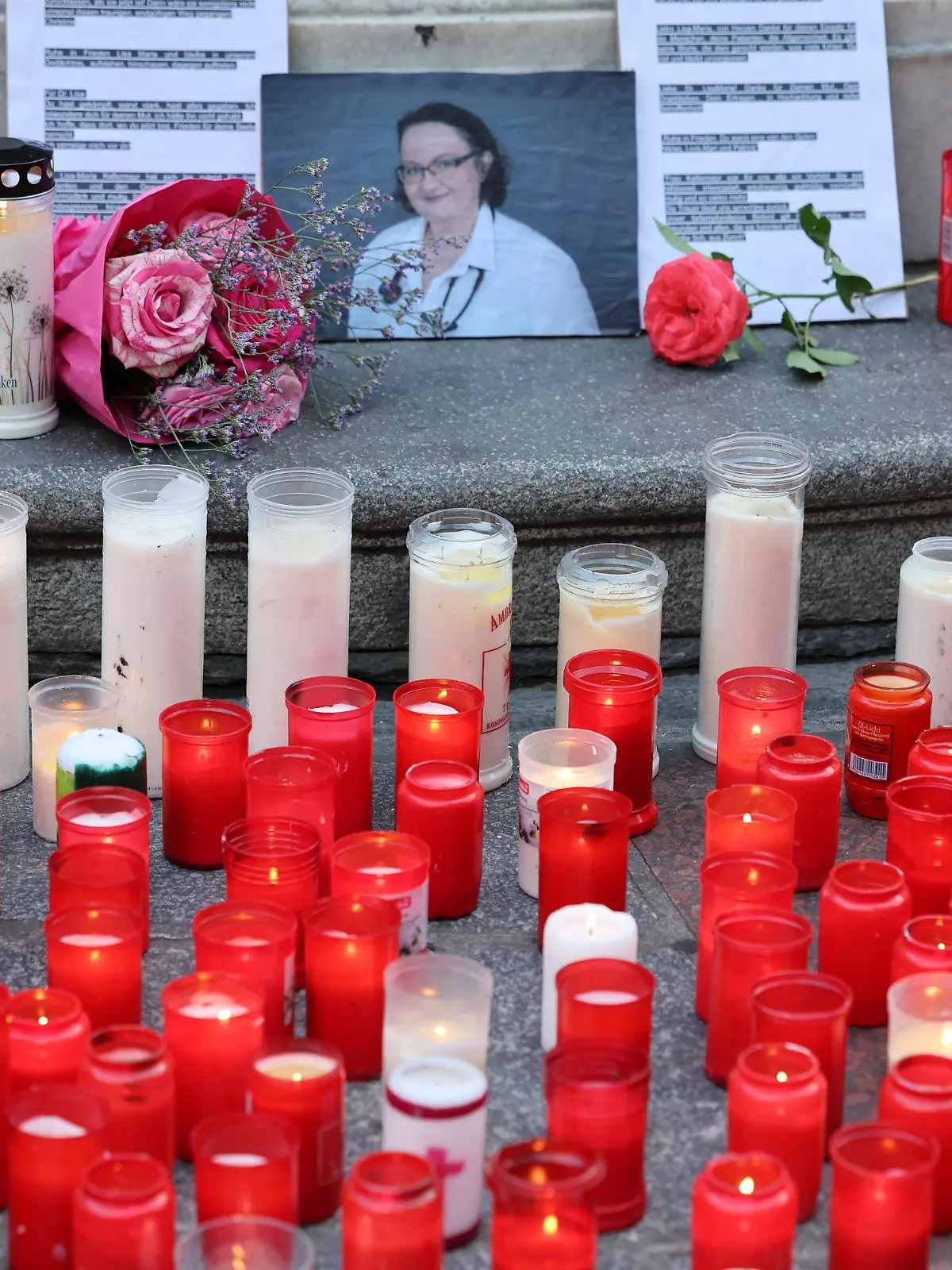 01.08.2022, Österreich, Linz: Kerzen, Blumen und ein Foto sind bei einer Gedenkveranstaltung der Initiative #YesWeCare in Erinnerung an die oberösterreichische Ärztin Lisa-Maria Kellermayr in Linz zu sehen. Der Tod von Lisa-Maria Kellermayr, die zuletzt wegen Morddrohungen aus der Szene der Impfgegner ihre Praxis geschlossen hat, hat tiefe Betroffenheit ausgelöst. Foto: Fotokerschi.At/Hannes Draxler/APA/dpa - ACHTUNG: Nur zur redaktionellen Verwendung im Zusammenhang mit einer aktuellen Berichterstattung und nur volles Format, kein Ausschnitt und nur mit vollständiger Nennung des vorstehenden Credits +++ dpa-Bildfunk +++