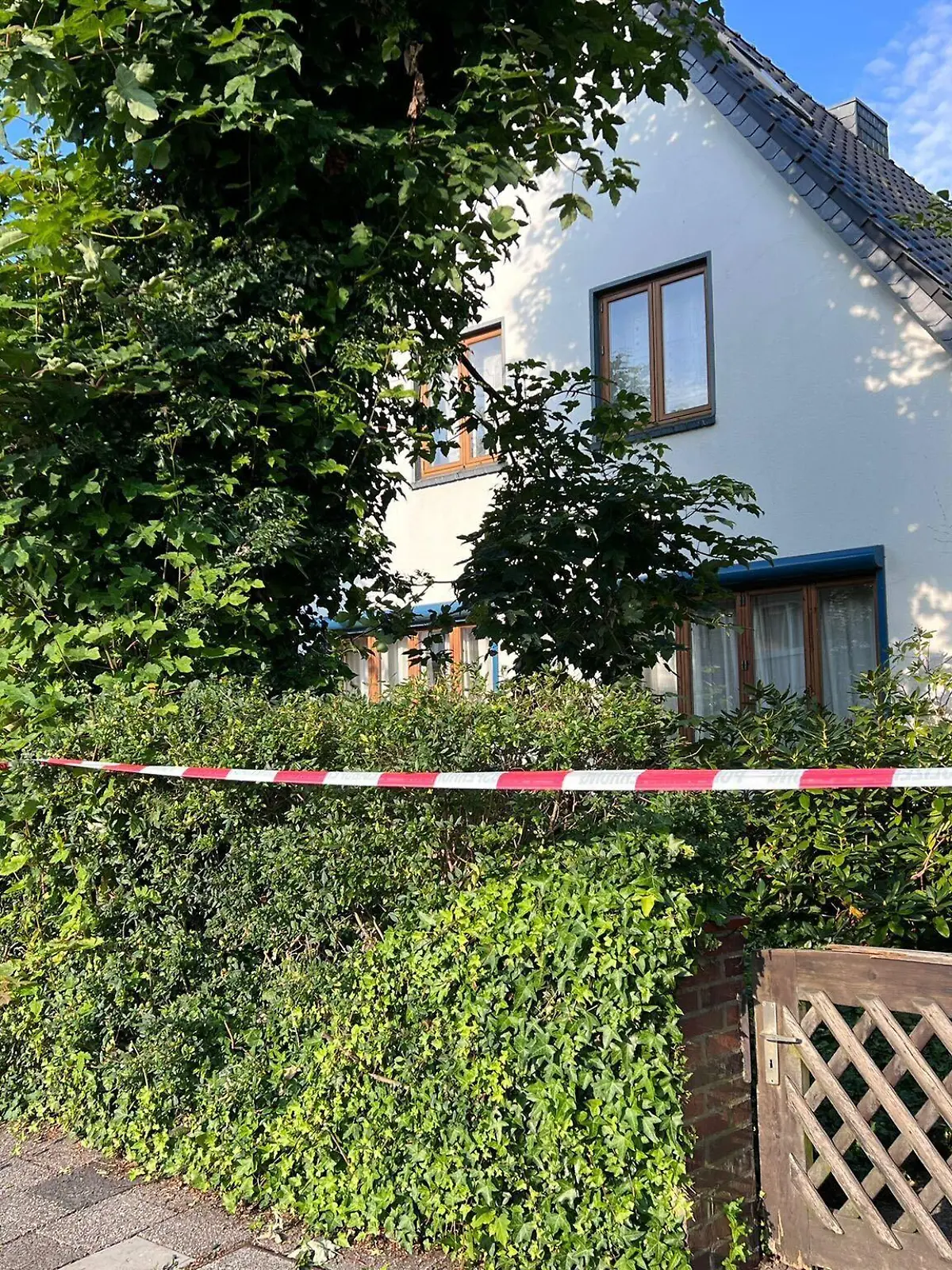 In einer ruhigen Gegend in Delmenhorst wurde offenbar eine 80-Jährige getötet.