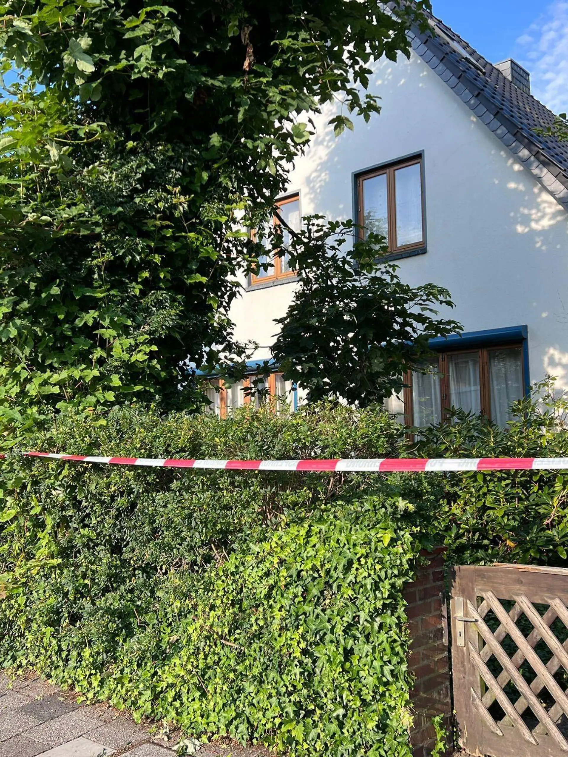 In einer ruhigen Gegend in Delmenhorst wurde offenbar eine 80-Jährige getötet.