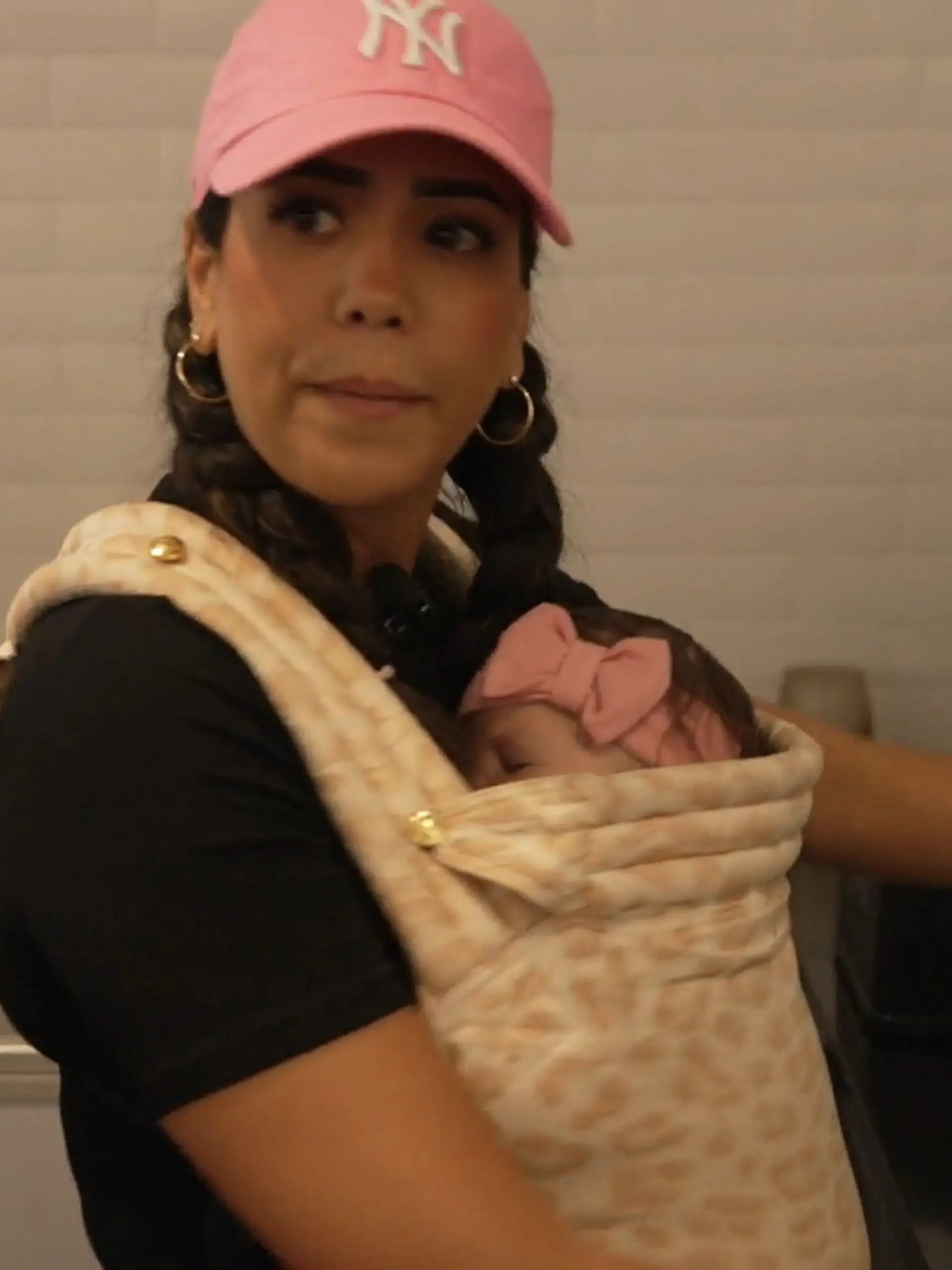 Bild zu: "Aicha arbeitet mit Baby Lana auf dem Arm"