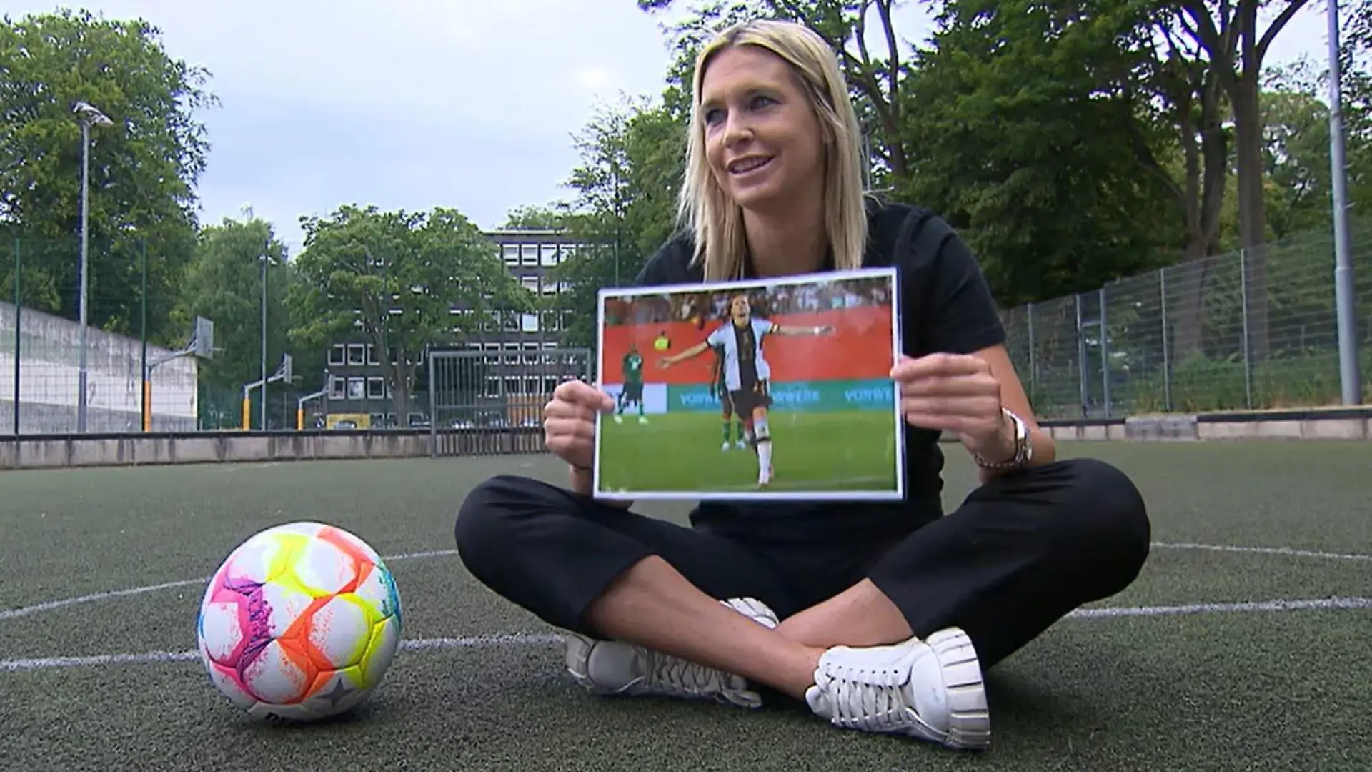 Lena Goeßling verrät uns Details über die Feierspezialitäten der DFB-Mädels.
