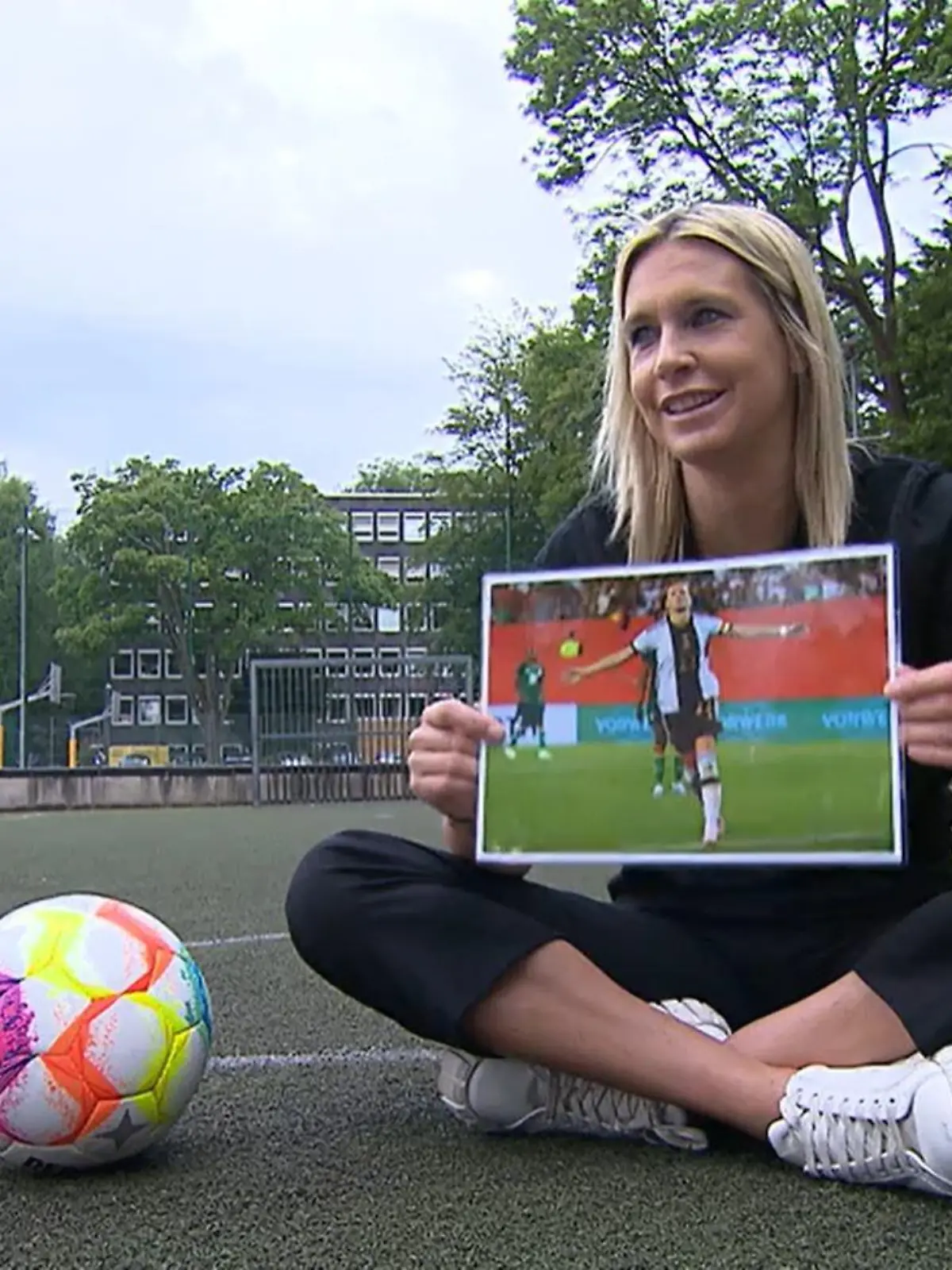Lena Goeßling verrät uns Details über die Feierspezialitäten der DFB-Mädels.