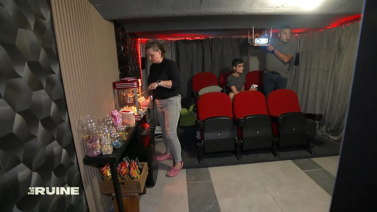 Die erste Kinovorführung kann starten Mit Popcorn und Co.