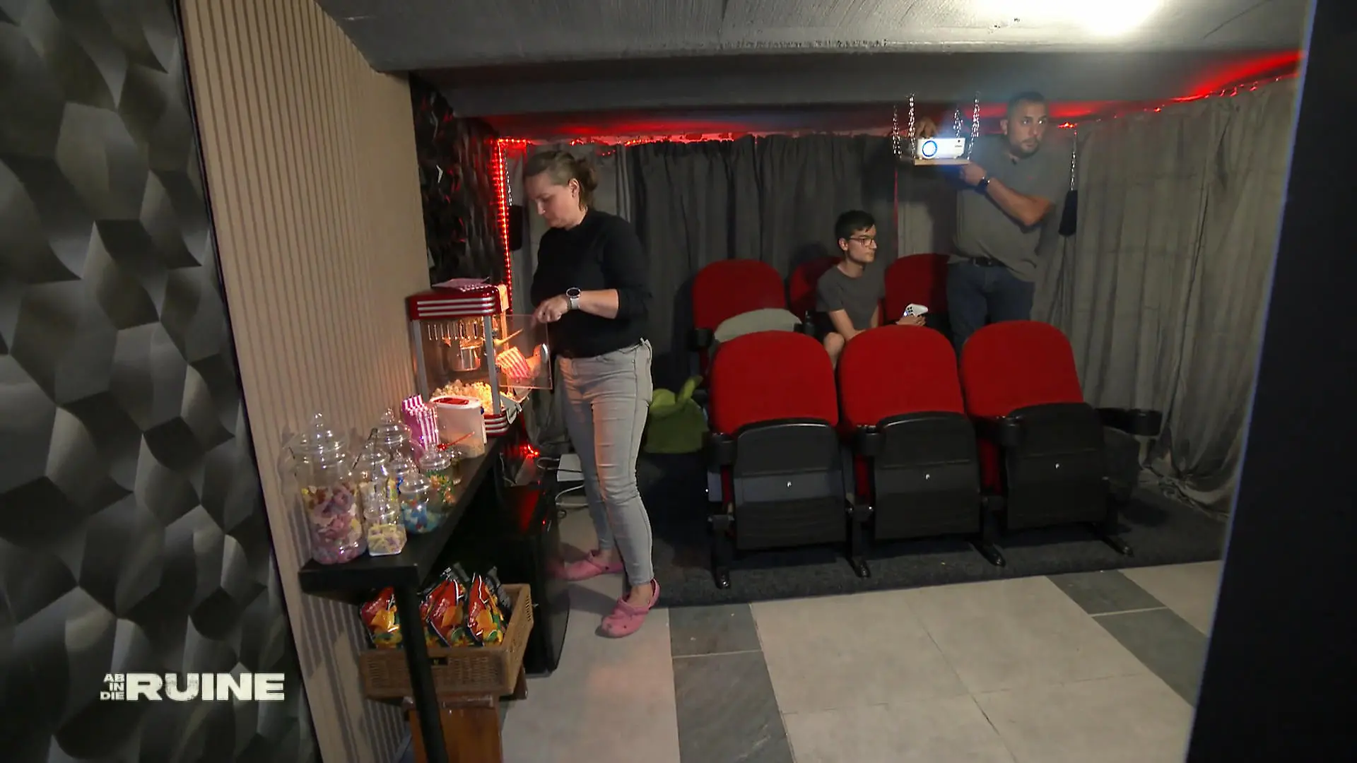 Die erste Kinovorführung kann starten Mit Popcorn und Co.