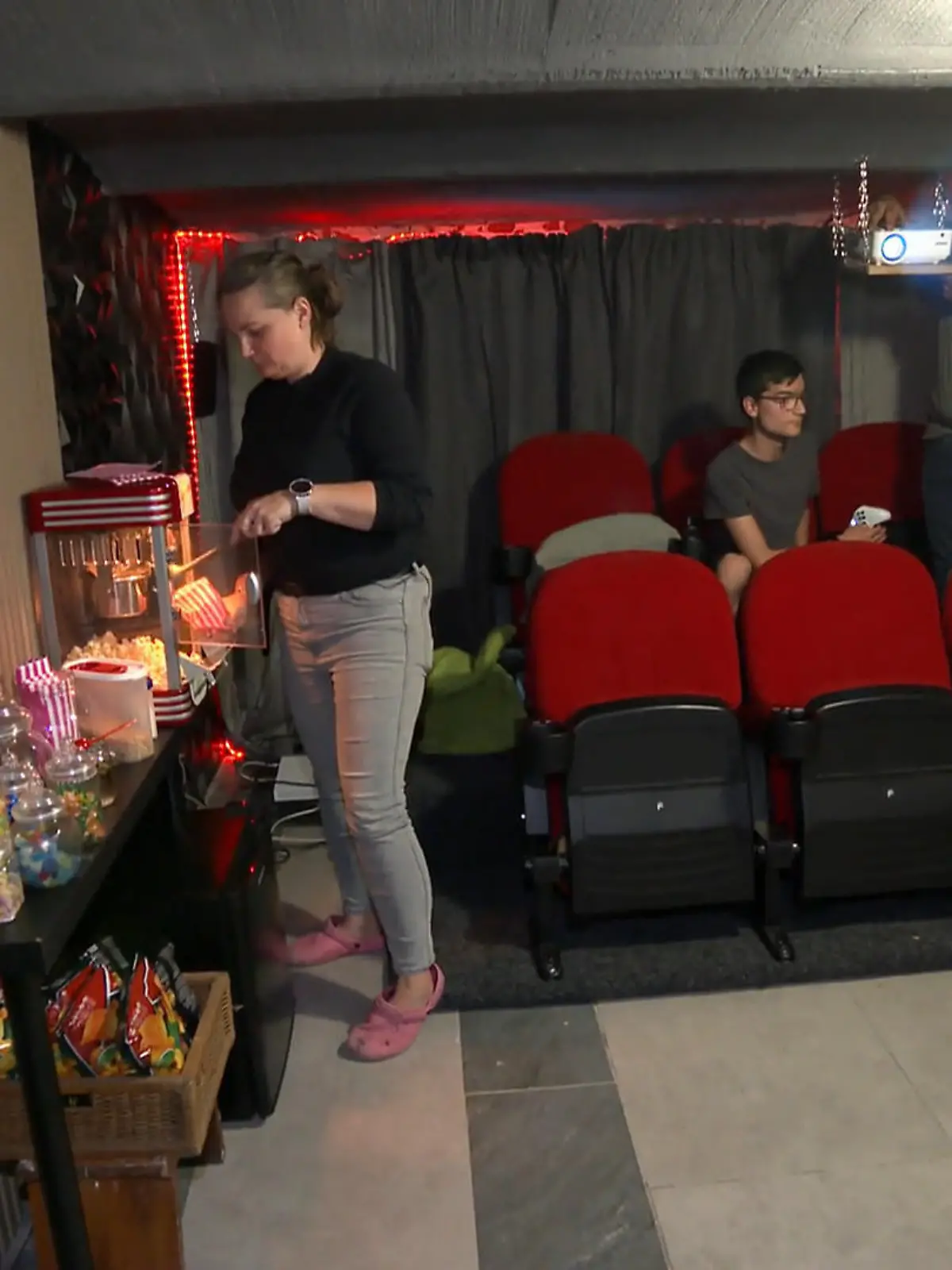 Bild zu: "Die erste Kinovorführung kann starten"