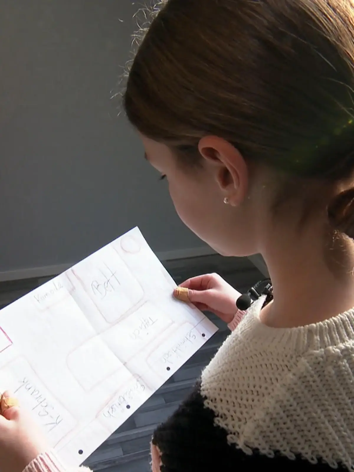 Bild zu: "Lea hat sich einen Plan für die Möbel gemacht"