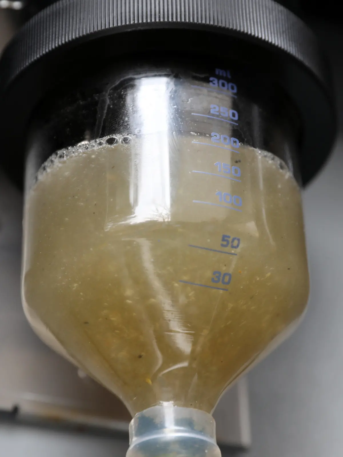 ARCHIV - 24.03.2022, Mecklenburg-Vorpommern, Rostock: Bei Nordwasser wird bei der automatischen Probennahme von Abwasser eine Probe entnommen, die u.a. auf Corona-Viren untersucht wird. Relativ niedrige Kosten, geringer Aufwand und ein Echtzeit-Lagebild der Pandemie: Amtsärzte haben sich kürzlich eine Ausweitung von Abwasseranalysen auf Corona-Spuren ausgesprochen. (zu dpa «Mehr Klarheit dank trüber Brühe? Wie man Corona im Abwasser aufspürt») Foto: Bernd Wüstneck/dpa-Zentralbild/dpa +++ dpa-Bildfunk +++