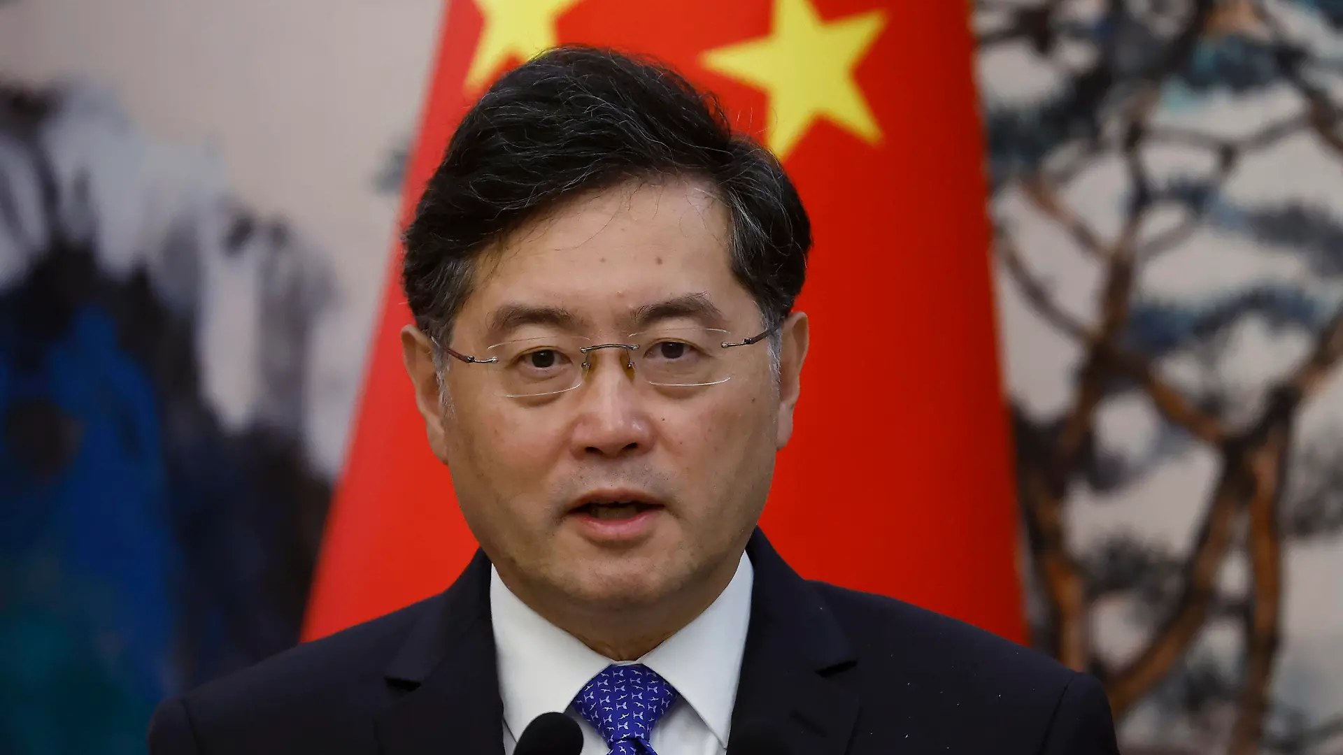 ARCHIV - 23.05.2023, China, Peking: Qin Gang, Außenminister von China, spricht bei einer Pressekonferenz. Der seit einem Monat nicht mehr öffentlich aufgetretene chinesische Außenminister Qin Gang ist aus dem Amt entfernt worden. (zu dpa "Chinas Außenminister Qin Gang aus Amt entfernt") Foto: Thomas Peter/Reuters Pool via AP/dpa +++ dpa-Bildfunk +++