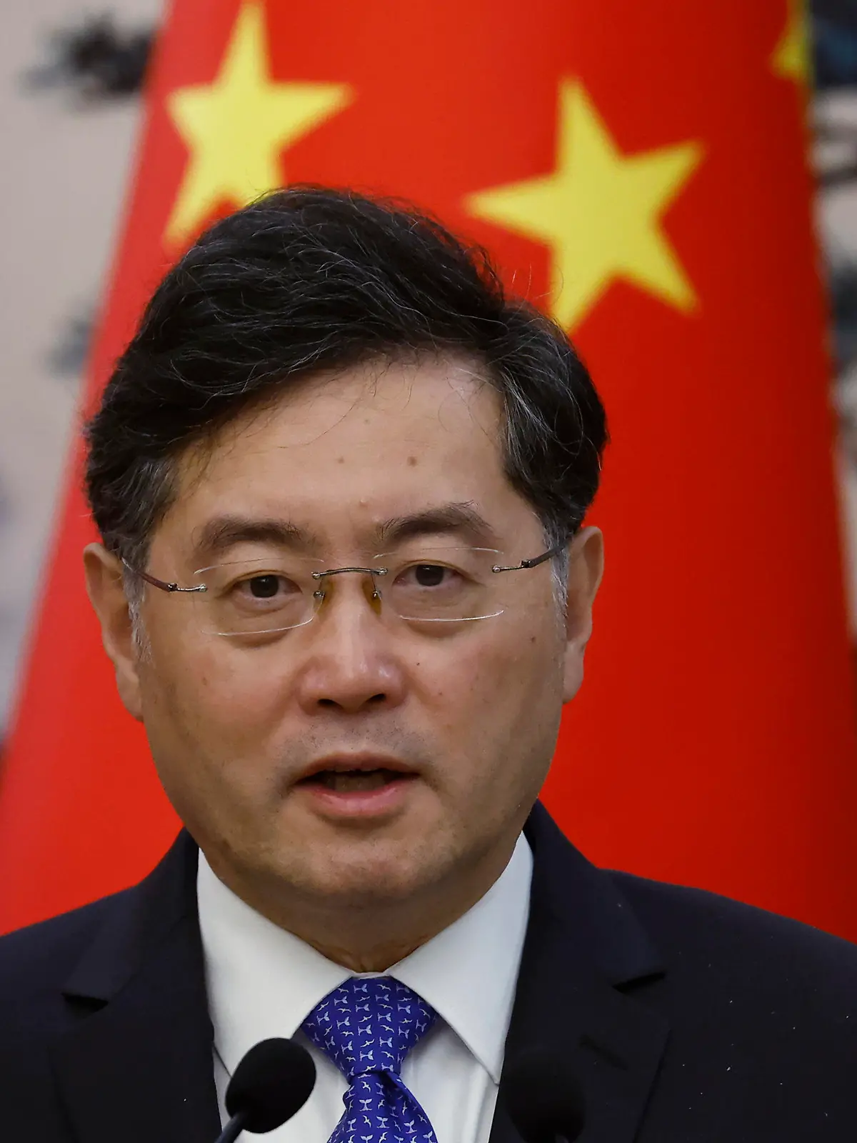 ARCHIV - 23.05.2023, China, Peking: Qin Gang, Außenminister von China, spricht bei einer Pressekonferenz. Der seit einem Monat nicht mehr öffentlich aufgetretene chinesische Außenminister Qin Gang ist aus dem Amt entfernt worden. (zu dpa "Chinas Außenminister Qin Gang aus Amt entfernt") Foto: Thomas Peter/Reuters Pool via AP/dpa +++ dpa-Bildfunk +++