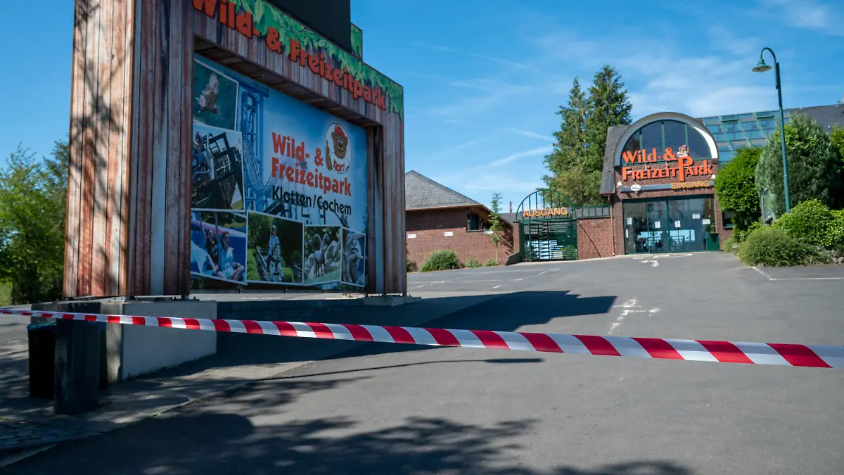 07.08.2022, Rheinland-Pfalz, Klotten: Ein Absperrband versperrt den Zugang zum Wild- und Freizeitparks Klotten. Der Park ist heute geschlossen, da gestern eine Frau auf einer Achterbahn tödlich verunglückt ist und die polizeilichen Untersuchungen laufen. Foto: Harald Tittel/dpa +++ dpa-Bildfunk +++