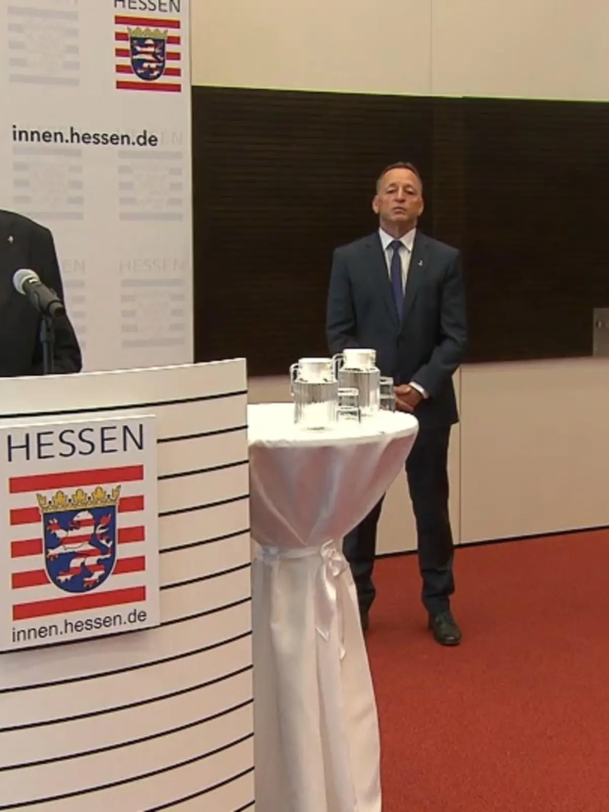 Es hört nicht auf! Erneut sorgen rechte Chatgruppen bei der hessischen Polizei für Aufsehen. Abermals ist Frankfurt Zentrum des Geschehens! Die hessische Polizei kommt einfach nicht zur Ruhe. Es besteht rechtsextremistischer Vorwurf und dringender Tatverdacht gegen fünf Polizeibeamte des ersten Polizeireviers Frankfurts. Diese sollen Dienstgeheimnisse verletzt und Strafvereitelung im Amt begangen haben. Deswegen kam es nun zu einer Sondersitzung des Innenausschusses in Wiesbaden – alle Fakten im Video.