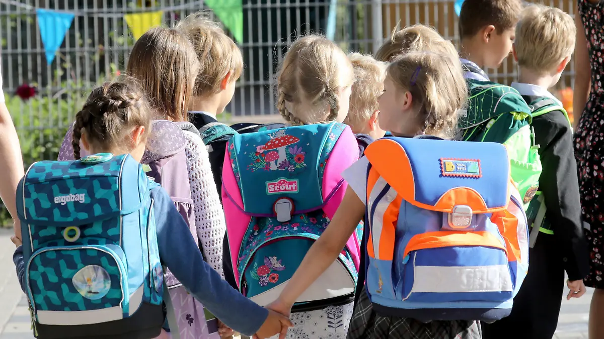 18.08.2018, Mecklenburg-Vorpommern, Rostock: Die Kinder der "Schildkrötenklasse" werden zur feierlichen Einschulung an der Werner-Lindemann-Grundschule geführt. Rund 13 600 Erstklässler in Mecklenburg-Vorpommern wurden vor dem offiziellen Schulstart am 20.08.2018 in ihrer künftigen Schule begrüßt. (zu "Zuckertüten für 13 600 Erstklässler - Schulstart am Montag" vom 18.09.2018) Foto: Bernd Wüstneck/dpa +++ dpa-Bildfunk +++