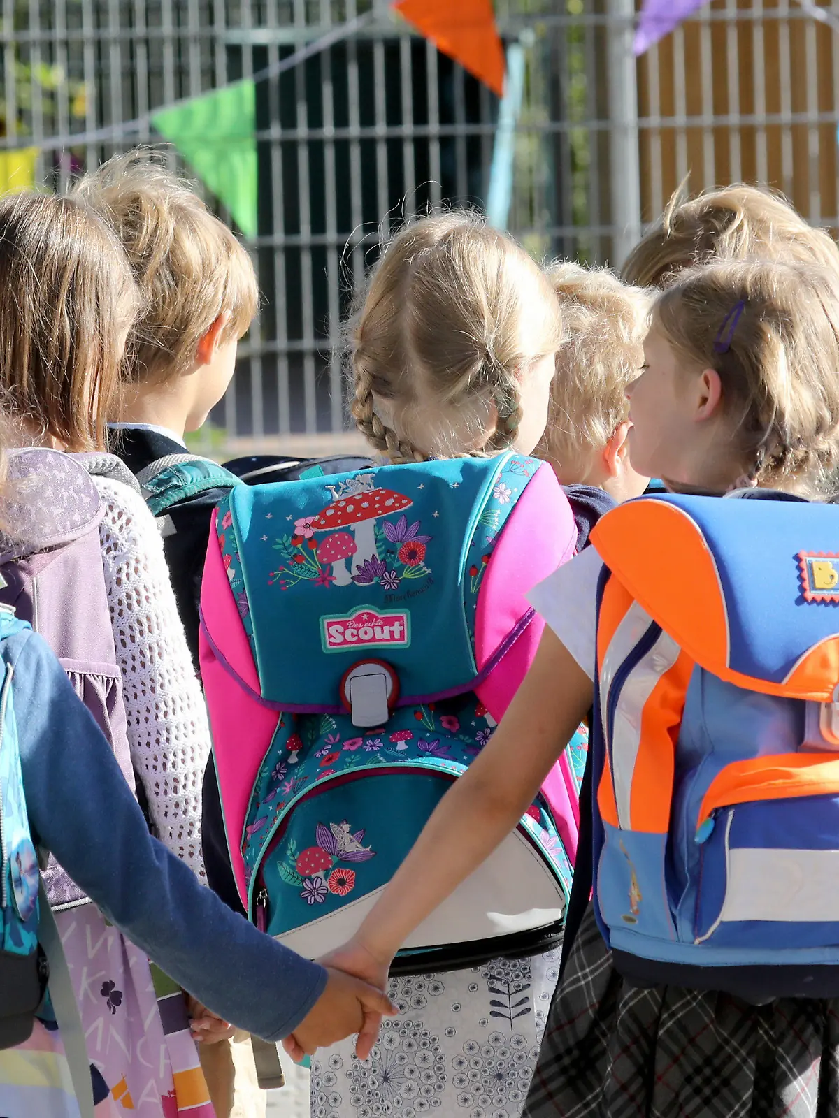 18.08.2018, Mecklenburg-Vorpommern, Rostock: Die Kinder der "Schildkrötenklasse" werden zur feierlichen Einschulung an der Werner-Lindemann-Grundschule geführt. Rund 13 600 Erstklässler in Mecklenburg-Vorpommern wurden vor dem offiziellen Schulstart am 20.08.2018 in ihrer künftigen Schule begrüßt. (zu "Zuckertüten für 13 600 Erstklässler - Schulstart am Montag" vom 18.09.2018) Foto: Bernd Wüstneck/dpa +++ dpa-Bildfunk +++